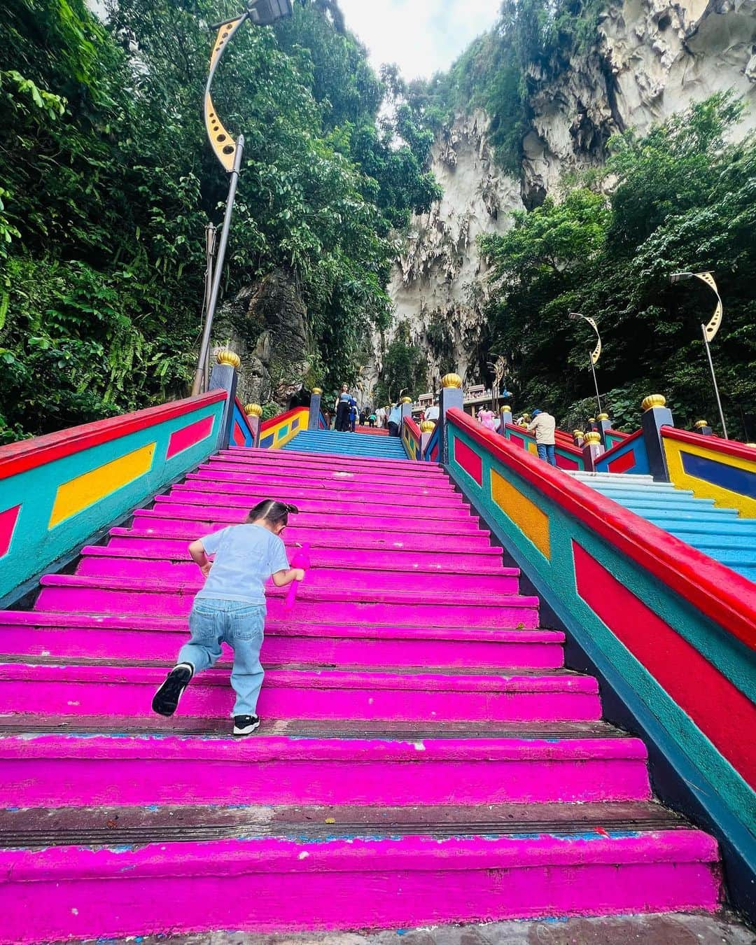 菊井彰子さんのインスタグラム写真 - (菊井彰子Instagram)「マレーシア旅行🇲🇾① -バトゥ洞窟🙏-  首都クアラルンプール近郊にあるヒンドゥー教にまつわる洞窟。  クアラルンプールから約30分🚗で行ける人気の観光スポット。  🇲🇾は基本的にイスラム教だけれど、信仰の自由が認められているらしい😋 バトゥ洞窟はヒンドゥー教の聖地なので女性が足をだすことがNG。なので母子ともにデニムで参戦しました🔥  洞窟に入るまで階段が272段‼️  行きはカラフルな階段にテンション上がって娘も頑張って登っていたよ👧（帰りは全部パパ抱っこw）  階段を登ると、白いお粉を額につけてお祈りする場所や洞窟の中に4億年前にできたと言われる鍾乳洞がありました。 差し込む光が綺麗だったー✨ （８枚目）  野生のお猿やニワトリもいて3歳9ヶ月の娘は全体的に楽しんでました🐓🐒💚  バトゥ洞窟（Batu Caves） 営業時間：8:00～19:00 入場料：無料 住所：Gombak, Selangor Darul Ehsan ・ ・ ・ ・ ・ ・ ・ ・ #子連れ海外  #子連れ海外旅行  #batucaves  #malaysia  #kualalumpur  #バツー洞窟  #バトゥー洞窟　 #マレーシア観光  #マレーシア旅行  #マレーシアグルメ  #マレーシアごはん #3歳9ヶ月女の子 #クアラルンプール旅行  #3yearsold  #3y9m  #3歳9ヶ月」6月13日 12時17分 - yanakiku_kiku