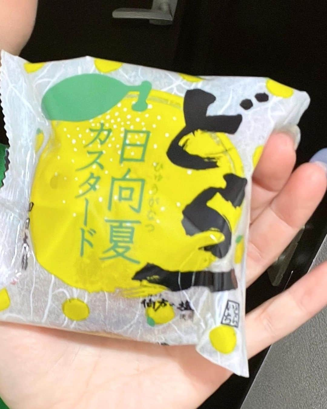 みかんさんのインスタグラム写真 - (みかんInstagram)「またまた私を虜にさせたお菓子💛 「どら一日向夏カスタード」🍊 なんとなんとこちら6月1日に発売したばかりの新商品です✨ ど〜しても食べたくて送って頂いたのですが、一口食べた瞬間感動👏👏👏 7年前に初めてどら一を食べた衝撃を思い出すほどの美味しさ😍 もうこの時点で皆さん気になっているのでは❓😏 これは早く食べた方がいいです✌️ 日向夏の程よい酸味とカスタードと餡子がこんなにもマッチするなんて😘 ちょっと意外でビックリしましたが他であまり見ない素晴らしい発見ですよ💕 パッケージもめちゃんこ可愛くて開けるの勿体ないってなっちゃいますよね🤤  畑田さんの店舗でもおいてありますが、遠かったり、なかなか店舗までは行けない方は是非、オンラインでも販売してますよ💖 @hatada_official  わからない方は私に聞いてくれてもいいし、畑田本舗で検索してみてね👍 甘いもの好きなお父さんに父の日のプレゼントととしても良し、ゼリーとセットのお中元にもオススメで〜す🍊  #どら一 #新商品 #日向夏カスタード #驚くほどの美味しさ #どら焼きはどら一しか勝たん #畑田本舗」6月13日 12時22分 - mikan02241984