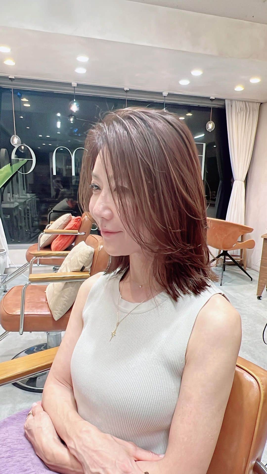 坂田陽子のインスタグラム：「久々にバッサリ💇‍♀️ いつもの　@elilume10 さんで。 ・ 年に一度の縮毛ストレート＆トリートメントで徹底的にメンテナンス。 年齢と共に強くなるうねうねともサヨウナラ👋 かなり明るくなってしまっていた（紫外線で直ぐ焼けちゃう💦）髪色も リタッチ、カラー、そしてローライトを入れてもらう事で透明感と抜け感が👌 ・ どの行程も本当に丁寧で @elilume_bakana とのお喋りも楽しく 仕上がりも大満足なのは勿論なのだけど、 @wanoyousuke 和野さんの凄い所は 次の日の朝に改めて実感できる！ 寝起きの髪にオイル馴染ませるだけの30秒でセット完了😆自然に毛先は外ハネだし、 絶妙なレイヤーのお陰で絶壁もハチ張りも隠せちゃうし😆 え。 もはやいつものワンポイントスタイリングレッスン、要らんやん😆 神‼️凄すぎる笑 ・ 因みに ちょっと手をかけてアイロン使う際は 「大人の外ハネは巻いたら負け」だそうだ😆（和野語録😆） 作り込み過ぎない、 抜け感ある大人の女性目指して 精進いたしますね😆 ・ #エリルミー　#美容室　#カットの達人 #美容メンテナンス #髪と肌 #縮毛矯正  #縮毛矯正ボブ #そとはねボブ  #切りっぱなしボブ  #ローライト #抜け感ヘア #大人の外ハネ」