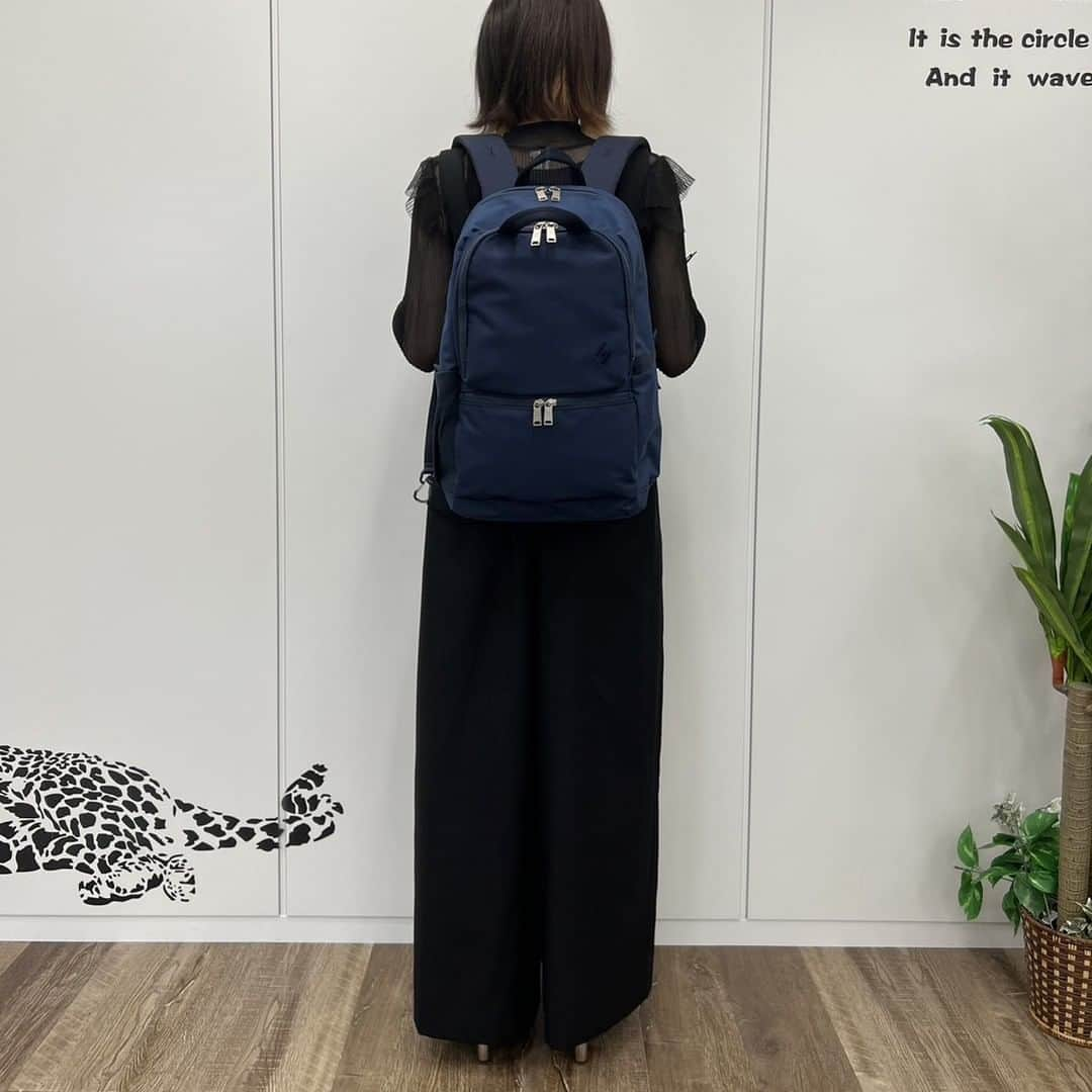 バッグ通販TORATOのインスタグラム：「< CIE >  シー デイパック リュック バックパック ENOUGH DAYPACK CIE 022221 ￥ 26,950 (税込)  なじみのあるデザインが使いやすい防水性に長けたリュック  普段使いもできるなじみのあるデザインながら、表生地には撥水素材を、裏面にはPVC加工を施した防水素材を採用。 更に、PVC加工を施した防水素材のライニング、YKKの撥水ファスナー「WATER-R」を組み合わせた 雨の侵入を許さない、とことん防水性に徹した雨の日にもおすすめな最強リュック。  TORATO公式サイトにて、雨の日に最適なバッグの特集ブログ公開しておりますので、ぜひご覧ください。  ▼TORATO @torato.jp  #torato#cie#bag#bagpack#fashion#tokyo#shinjuku#instagood#instalike#instafashion#トラト#シー#バッグ#バックパック#リュック#スタッフコーデ#スタッフコーディネート#staffcode#雨の日バッグ」