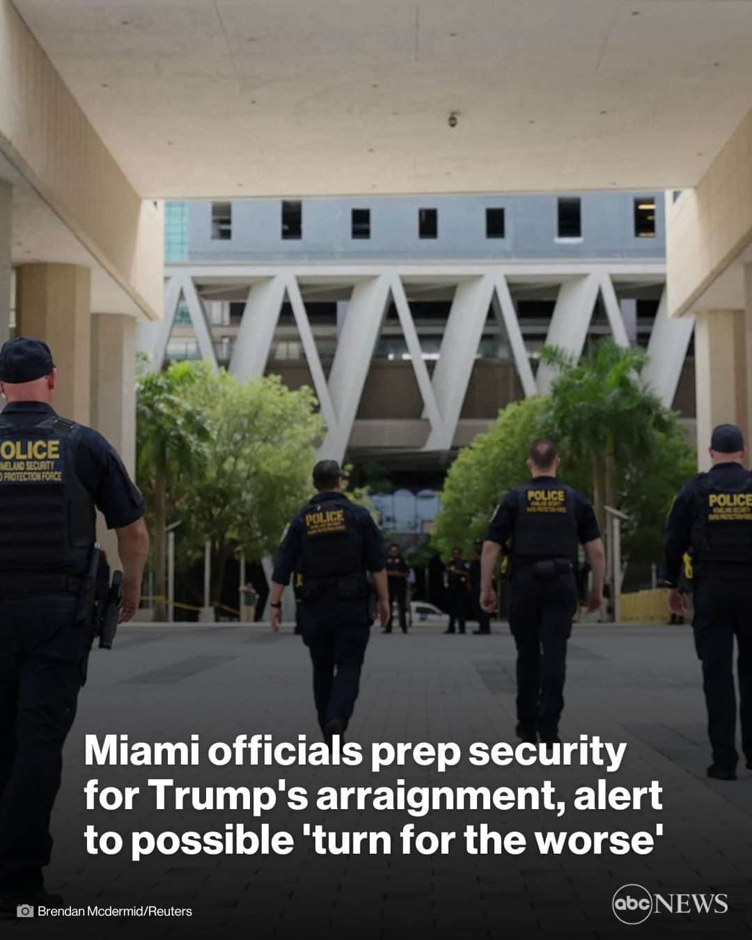 ABC Newsのインスタグラム：「Miami officials say that they are "ready" for the historic arraignment of former Pres. Trump after he was charged with 37 counts related to his handling of classified documents after leaving office.  "We are prepared for a variety of crowd sizes," Mayor Francis Suarez told reporters. "We have the ability to increase our capacity if necessary." Tap the link in bio for more.」