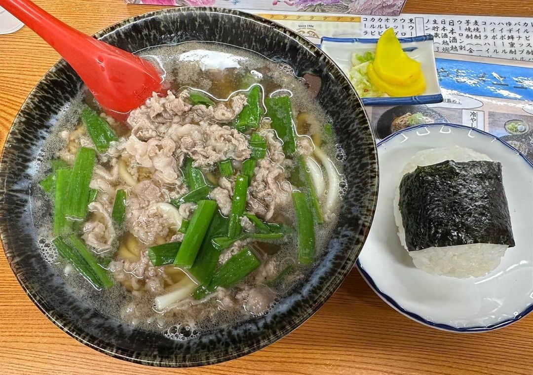 善し のインスタグラム：「かつてNGK裏口の50メートルほど手前にあった『信濃』の肉うどんが復活してます。  お店の名前は『いなの路』  再現度の高さにびっくり。あの時にタイムスリップした感覚に。  NGKでの仕事のいろんな場面で食べた肉うどんとおにぎり。  おっちゃんの楽屋を叩くノックの音。『信濃です〜』の声。お釣りの150円。一緒に食べてた土肥ポン太の顔。  特におにぎりの塩加減に感動。 思わずカウンターの中におばちゃんを探しました。  また行こ。  #肉うどん　#いなの路　#信濃」