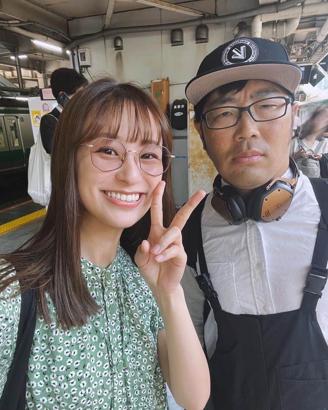 鈴木美羽さんのインスタグラム写真 - (鈴木美羽Instagram)「電車でうとうとしてたら 急に拓さんから電話がかかってきて でもすぐに切れたからあれ、かけ間違いか…と思ったら なんと目の前に座ってた！！！ 私かどうか確認するために 電話をかけたみたいです笑 びっくりして「ヒッ」って言っちゃった😂  拓さんとはもう3年以上 ラジオで共演させていただいてます☺︎  とてもお若い感覚を持っているので 2周り以上離れていますがいつも友達みたいな感じでお話させてもらってます(こんなこと言ったらまた怒られそう)  偶然すぎたー！もうー！ たまたま会えた記念に投稿しちゃう🥸🥸」6月13日 12時33分 - suzukimiu_0414