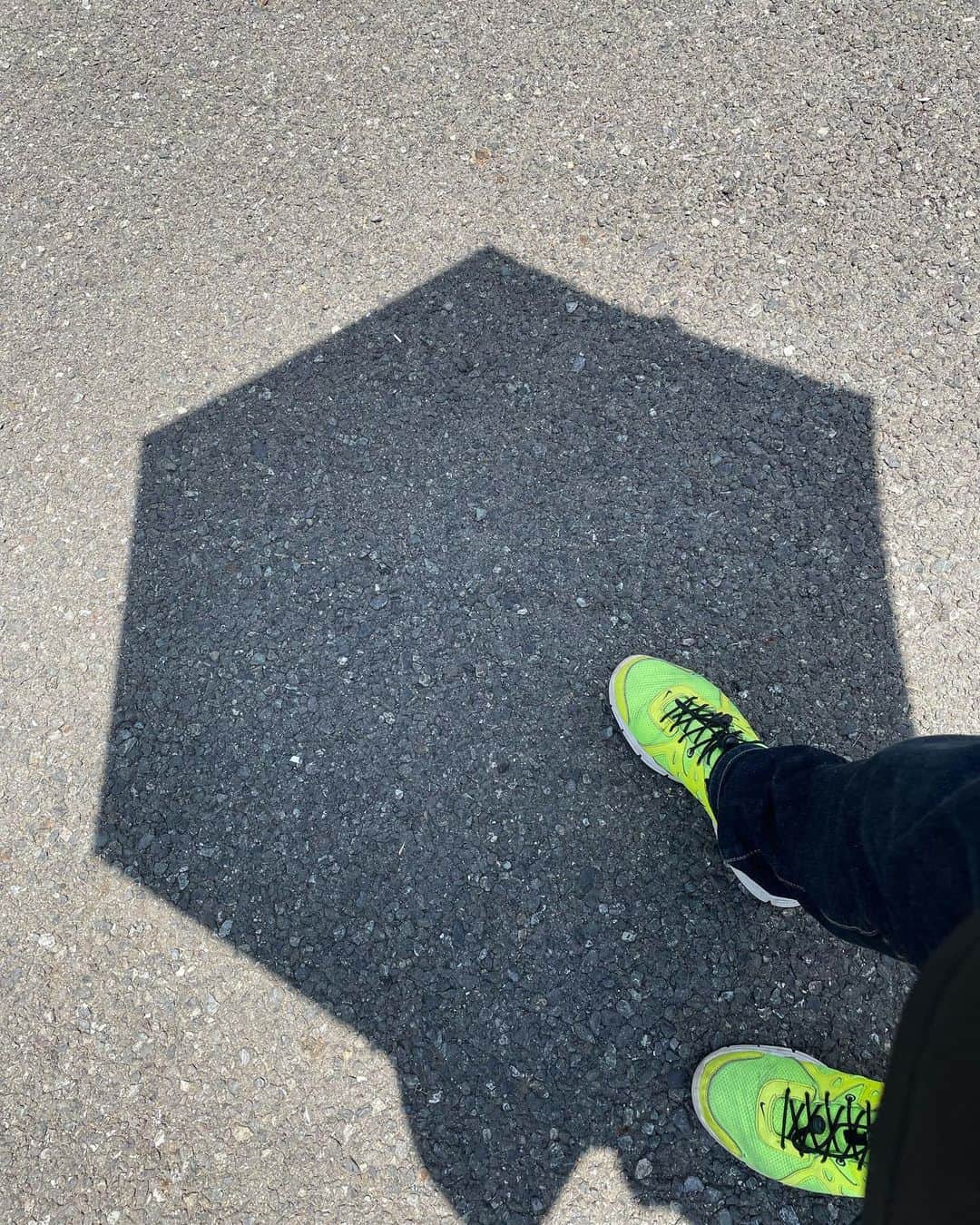 森田繁のインスタグラム：「日傘最高。 早く秋(なんなら冬でも可)になりますように。」