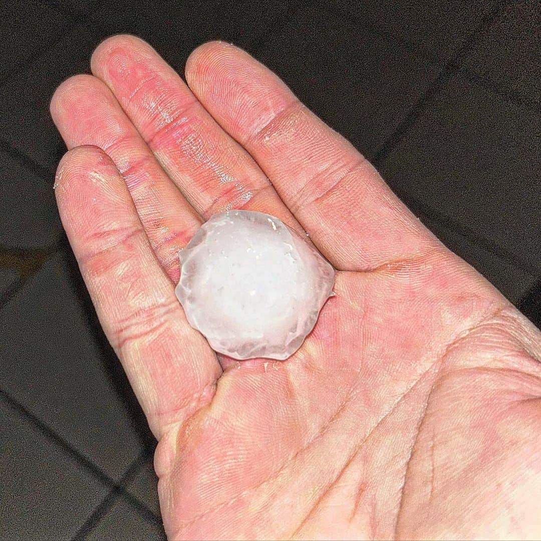 ランス・アーチャーのインスタグラム：「I had never seen “Golf ball” sized hail before till just now!  Weather warning claims baseball sized are possible tonight」