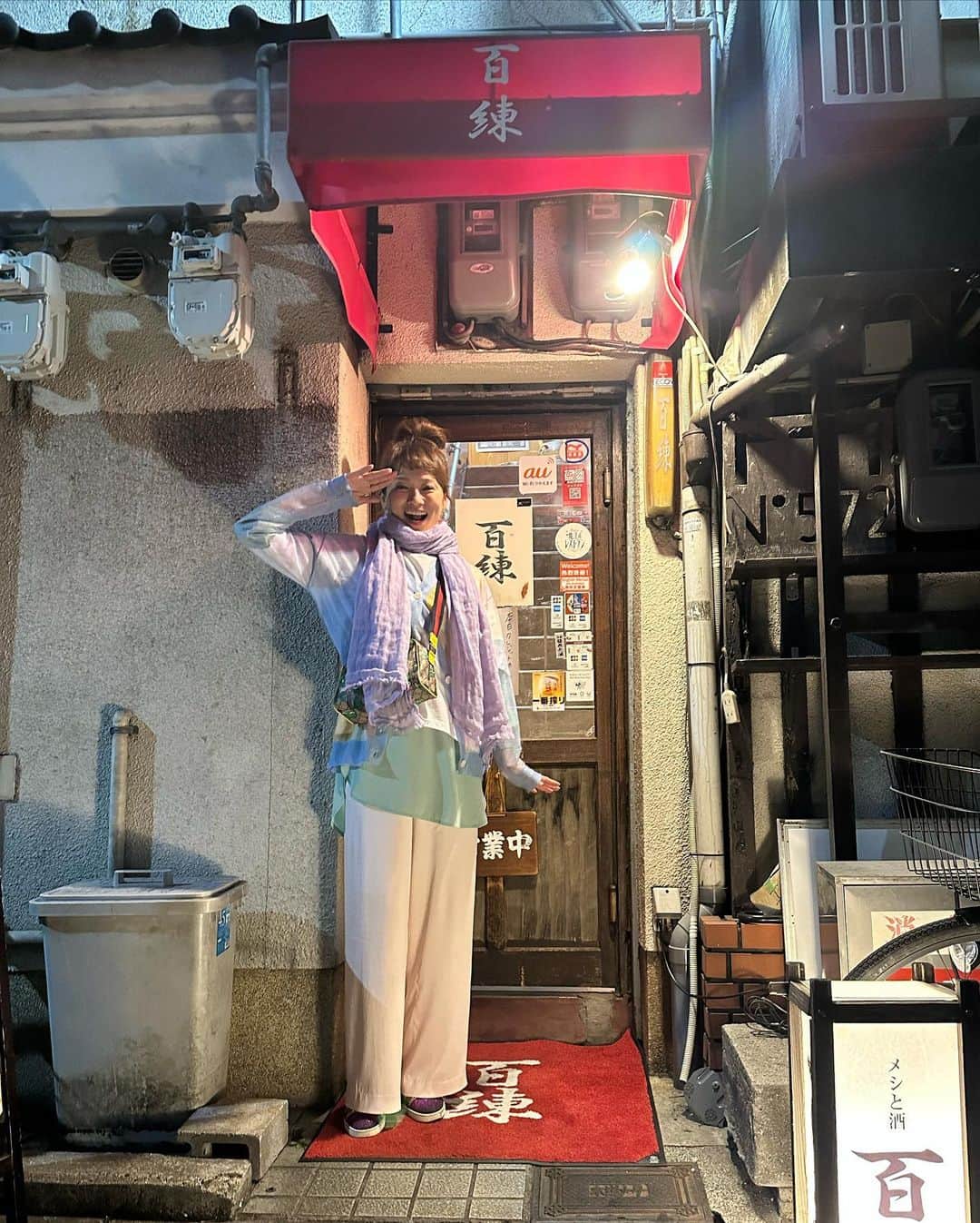 のインスタグラム：「★ 〜ヤッコの酒旅〜 「百練」@京都　裏寺  「奥深い京都にはまだまだ名店があるよ」 「ヤッコが好きそうなお店があるよ」 「混むから早めの時間に行って次の店に行くも良しだよ」 方々からオススメいただいていて、ようやくのチャンスに訪問できた京都の「百練」  お店があるのは通りに面した階段を上がった2F。 店内を見渡す前に、お店の方が明るい笑顔で迎えてくださる。第一印象良き！☺️ (本当にコレは大事なこと、私にとってはもしかしたら味以上に。お店の印象って、お店の方によって大きく変わること、ありますよね〜)  混む前に、と店内も撮らせていただいて、メニュー名にニッコリ。  「シューマイ君」「ポテサラ君」🤣 かわいいネーミング。  しかしそこはメニュー名ではなく目的を遂行しようぞ、とオススメされていたステーキをチョイス。  本当にステーキ🥩が...キターーーッ！🤣 熱々で供されたステーキを前にテンション上がって動画撮ってました。  ここ、、、大衆酒場、ということで宜しいですか？何て言えばいいの？この胃袋満たされる感じ🤩 と思ってホームページを拝見したところ  「大衆食堂兼、居酒屋兼、鍋料理屋兼、酒場」でもいいのだが 目が回るので百練の肩書きは「裏寺」になりました。  とのこと。 まぁ冒頭の「大衆食堂兼、居酒屋兼、鍋料理屋兼、酒場」が一番しっくりくるかな！ 納得納得。  早朝からの仕事終わりで疲れてはいたけど、ステーキ食べて元気に京都の街に繰り出せましたよ！百練のお陰様でございました！  NO ALCOHOL, NO LIFE !!  #ヤッコの酒旅 #noalcholnolife #酒場 #居酒屋 #バー #酒旅 #倉本康子 #かんぱいでーす #乾杯でーす #アラフィフファッション #アラフォーファッション #ootd #カジュアルコーデ #fashion  #fashionblogger  #kyoto #izakaya #百練 #fua」