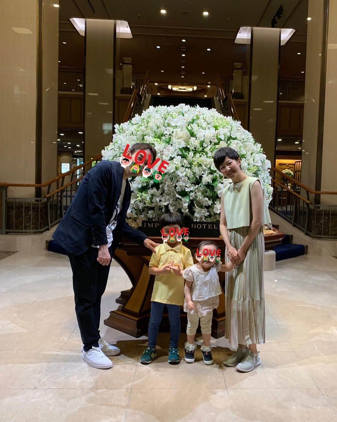 のインスタグラム：「真風涼帆のラストDAY  息子の日曜参観の代休で月曜日が休みだったので思い切って帝国ホテルで配信を観ました。  ゆりかの最高にカッコいい姿を目に焼き付け、同期や下級生にも会えて胸いっぱいの一日でした！ ゆりか沢山の感動をありがとう‼️  なぜだか私が燃え尽き症候群。苦笑」