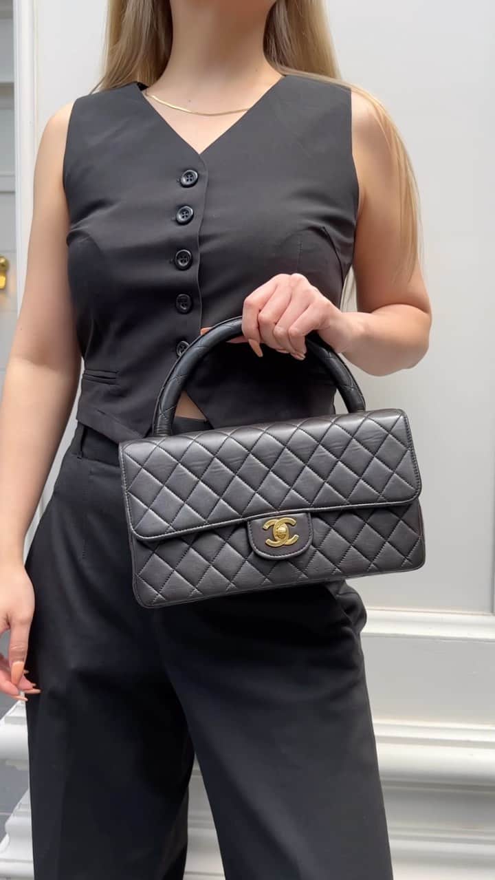 のインスタグラム：「Vintage Lambskin Top Handle Handbag🐝🐝  Product code: 71625  #chanelvintage  #chanelbag #chanelclassic #chanelhandbag #chanellover」