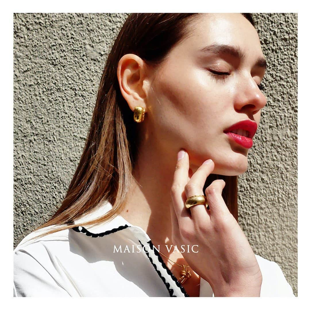 Vasic News In jpさんのインスタグラム写真 - (Vasic News In jpInstagram)「MAISON VASIC Cord Wide Drop Earrings Cord Wide Ring  MAISON VASICのジュエリーはVASICのアイコン的バッグBONDのコードやノット部分がモチーフになったデザイン。シンプルなコーディネートのポイントになるボリューム感とデザインをお楽しみください。  #vasic  #maisonvasic  #ヴァジック #メゾンヴァジック  #jewelry #ring #gold #silver #vasic_aoyama#vasic_shinsaibashi #vasicnews #ジュエリー #指輪 #ゴールド #シルバー925 #ヴァジック青山 #ヴァジック心斎橋」6月13日 12時57分 - vasic_japan