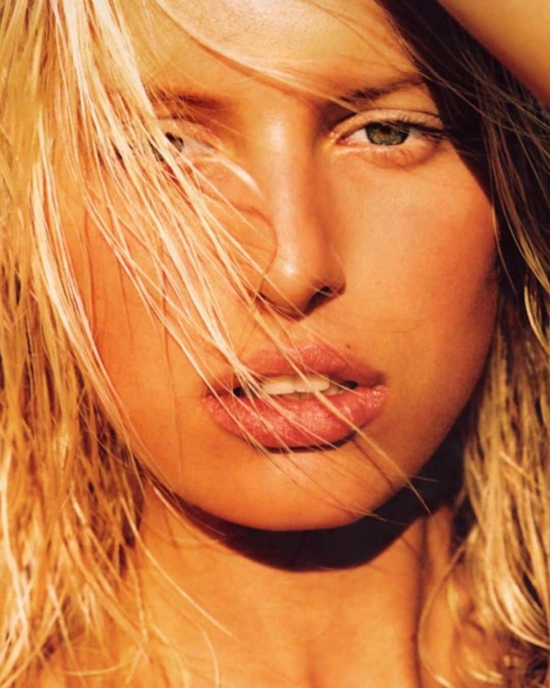 カロリナ・クルコヴァのインスタグラム：「Sun Kissed. @mariotestino @tonnegood @voguemagazine #2003」
