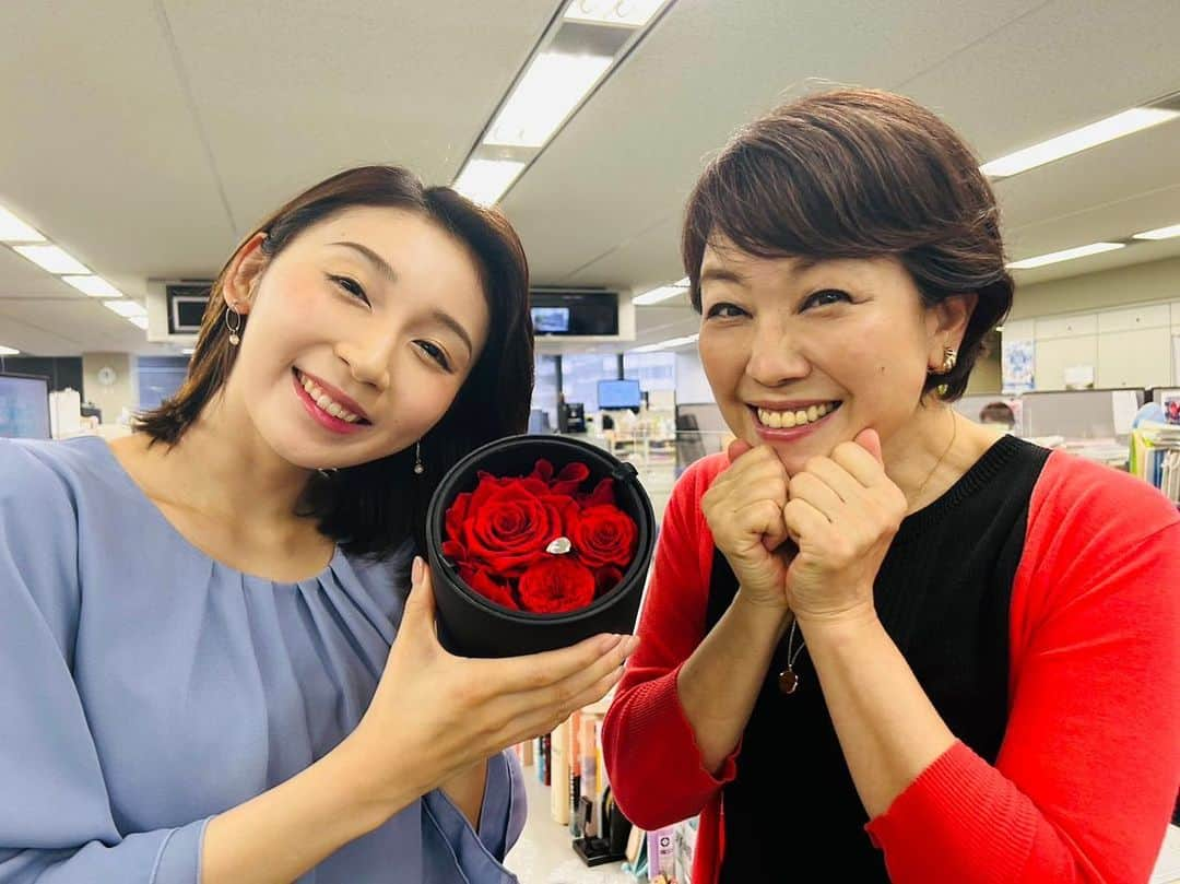 MBSアナウンサー公式のインスタグラム：「🌹 今日誕生日を迎えた野嶋アナ。 27歳になりました！  薔薇が届いたそうで、 一緒にパチリ。  「27歳！いいなぁー！」と 言いながら関岡アナも 一緒に写真を撮りました！  薔薇にも負けない 真っ赤なカーディガンが よく似合ってます！  関岡アナと何歳違うかは 各自で調べてね！  #アナウンサー #誕生日 #赤いバラ #年齢なんて関係ない  #wiki参照」