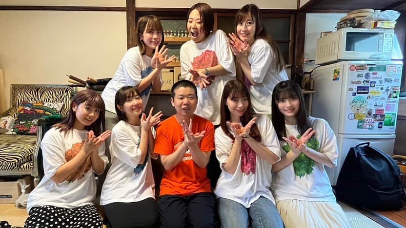 のインスタグラム：「ぬんちゃれすごんざえもん☀️  #ショウガールズ が人気YouTuber岡ちゃんこと岡田さんのお家でお笑いライブやらせて頂きました😋✨ ネタをおみせしたはいいものの、感情を一切見せない  #燃ゆるムーンレディ (#燃ゆるレジーナ) が唯一感情を魅せた貴重な映像となりました。 ステージ上では有り得ない事なのである意味お宝映像となりました😳 - そして、岡田さんのYouTubeにもおじゃさせて頂き、みんなで岡田さん家をお掃除しよう‼️、、、のはずが😳💦 ラスト衝撃な結末を迎える事になるとは、、、‼️ ※良い子はマネをしないように  是非2本みて頂けたらニコハピルンティです💕 1人でも多くの人にショウガールズを知って頂ける機会をありがとうございまっする💪♥️  #港区家賃3万7千円男 #岡田を追え #付箋 #女の爪育ててる #リステリン」