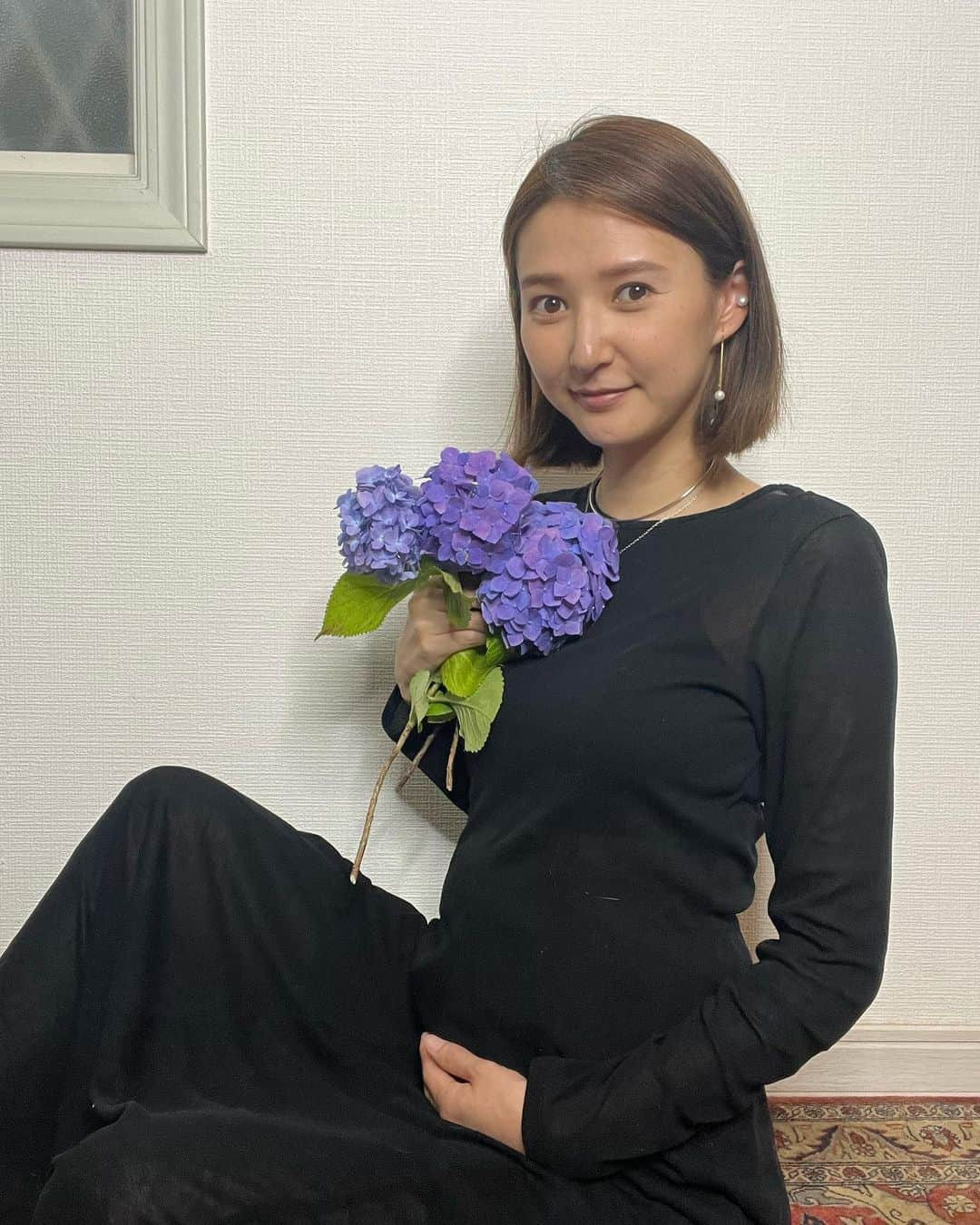 美優のインスタグラム：「【ご報告】  私事で大変恐縮ですが… この度第二子となる新しい命を授かり6ヶ月目に入ろうとしています☺️  少し前から胎動も力強く感じていて今からお腹の子に会えるのがとても楽しみでもあり、甘えん坊の息子がお兄ちゃんになる日が来ると思うと大丈夫かな…？と不安にも思うのですが…  きっと大丈夫😊 益々賑やかな滝川家になりそうです☀️  妊娠生活も残り半分！ 今は息子との時間を大切に。 きっと赤ちゃんが産まれたら 我慢させてしまう事もあると思うので… 息子にはパパママを思いっきり 独り占めしてもらい、一人っ子期間を 思う存分満喫してもらいたいと思っています😆  これからも私たち家族を 温かく見守っていただけると嬉しいです🌸  #妊娠報告　#第二子妊娠中　#妊娠6ヶ月　#マタニティライフ　#20W」