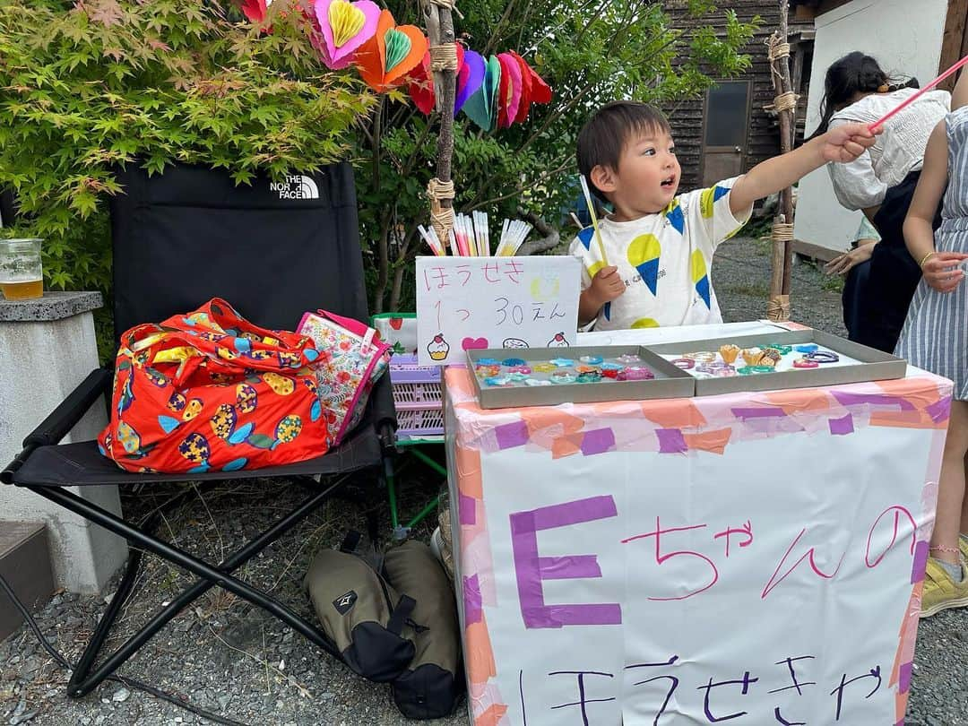 攝津正さんのインスタグラム写真 - (攝津正Instagram)「御食事処はれるや　でイベントがあり、まさかの💎eちゃんのほうせきや　初出店が叶いました。笑  レジンで作ったハートや星の形を売ることにしたのですが、お店を出店するにあたって ⚪︎在庫を沢山用意しなければいけない ⚪︎自分が好みの物だけではなく、色んな物を作ること  など、お店屋さんとしての心構えをきちんと伝え準備しました。  破格の30円！ということで、行列もでき途中個数制限をするくらい大人気でした。  しかしe店長が遊びたい時や何か食べる時はいきなり休憩時間入るもんだから、周りの大人が店長を呼びに行くスタイル…  周りの友達なども店番してくれたり、お釣りの数え方を教えてくれたり、みんなでお店をできて楽しかったようです！  良い経験をありがとうございました！ 出店依頼お待ちしております😊  . . #ｅちゃんのほうせきや #宝石屋 #レジン #レジンアクセサリー  #手作り #子供店長 #e店長 #zboy #泥棒 #糸島 #はれるや #こどものいる暮らし #遊びも勉強 #おみせやさんごっこ #値上げ したらと客から言われる 笑 #パパ #お父さん #子育て」6月13日 13時07分 - tadashi_settsu