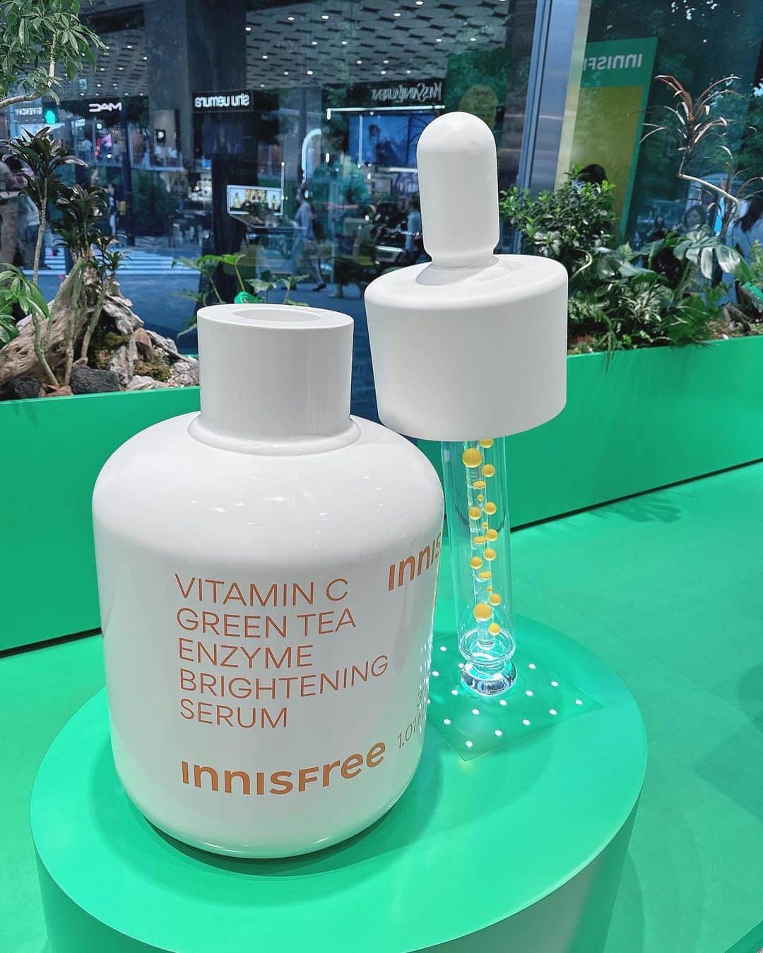 藤後 沙織 とうごさおりのインスタグラム：「大好きな @innisfreejapan のポップアップストアがアットコスメトーキョーに出店しているのでさっそく行ってきました🫶  新商品「ビタCグリーンティーエンザイムブライトセラム」をお試ししたよ。  ビタミンCとチェジュ緑茶エンザイムのW効果で明るくなめらかなお肌に導いてくれるらしい…♡ 紫外線も強くなってくるので、ビタミンC系の美容液は取り入れたいと思ってた！ ビタミンCの美容液ってベタつくものも多いけど、これはサラッとしてて朝も使いやすい👏  POPUPスペースにご来場された方全員に新商品【ビタC　グリーンティーエンザイム　ブライト　セラム】のサンプル1mL×3がもらえるので、原宿付近に来られた際は立ち寄ってみてね♥︎  20日(火)まで開催中✨  #イニスフリー #innifriends #ビタC #朝ビタ夜レチ#THENEWISLE_INNISFREE #pr」