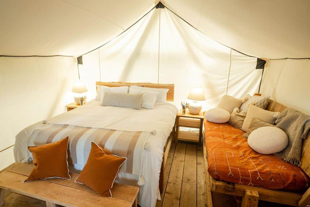 サイモン・ネスマンさんのインスタグラム写真 - (サイモン・ネスマンInstagram)「Starting July 1, 2023 @cedarcoastcentre will be offering facility rentals with comfortable wall-tent accommodations for up to 24 people.  Retreats, workshops, weddings and private gatherings welcome!   July and August 2023 dates available!   Visit link in bio to book.」6月13日 13時10分 - simon.nessman