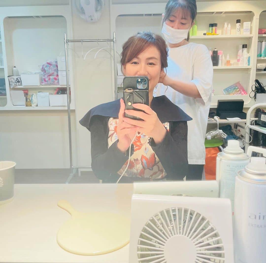 小林万希子さんのインスタグラム写真 - (小林万希子Instagram)「・  キレイにしていただきました✨  今日は朝からMBSにお邪魔して 1つ仕事をした後  午後から別の仕事の為にヘアメイクをお願いしました。  霜越先生のスタジオで撮影の時にいつもお世話になっているヘアメイクの野田さん💕 @min.ayaka   今回は急遽、心斎橋にある野田さんのサロンへ！  撮影の時にしていただいてるので 信頼しきっている野田ちゃんのヘアメイク✨  今日も衣装を見せて、お仕事内容を伝えて、後はお任せ❗️  やっぱり私の好みをわかってらっしゃる〜🙏  「餅は餅屋」✨✨  お任せできるところは プロにお任せして 自分の仕事に集中する！  いつも変わらずファインプレー💕 今回も本当にありがとう❤️  外側をキレイにしていただいたらパワーも百人力💪💪✨ 午後からも頑張ります‼️😆」6月13日 13時10分 - macky1218