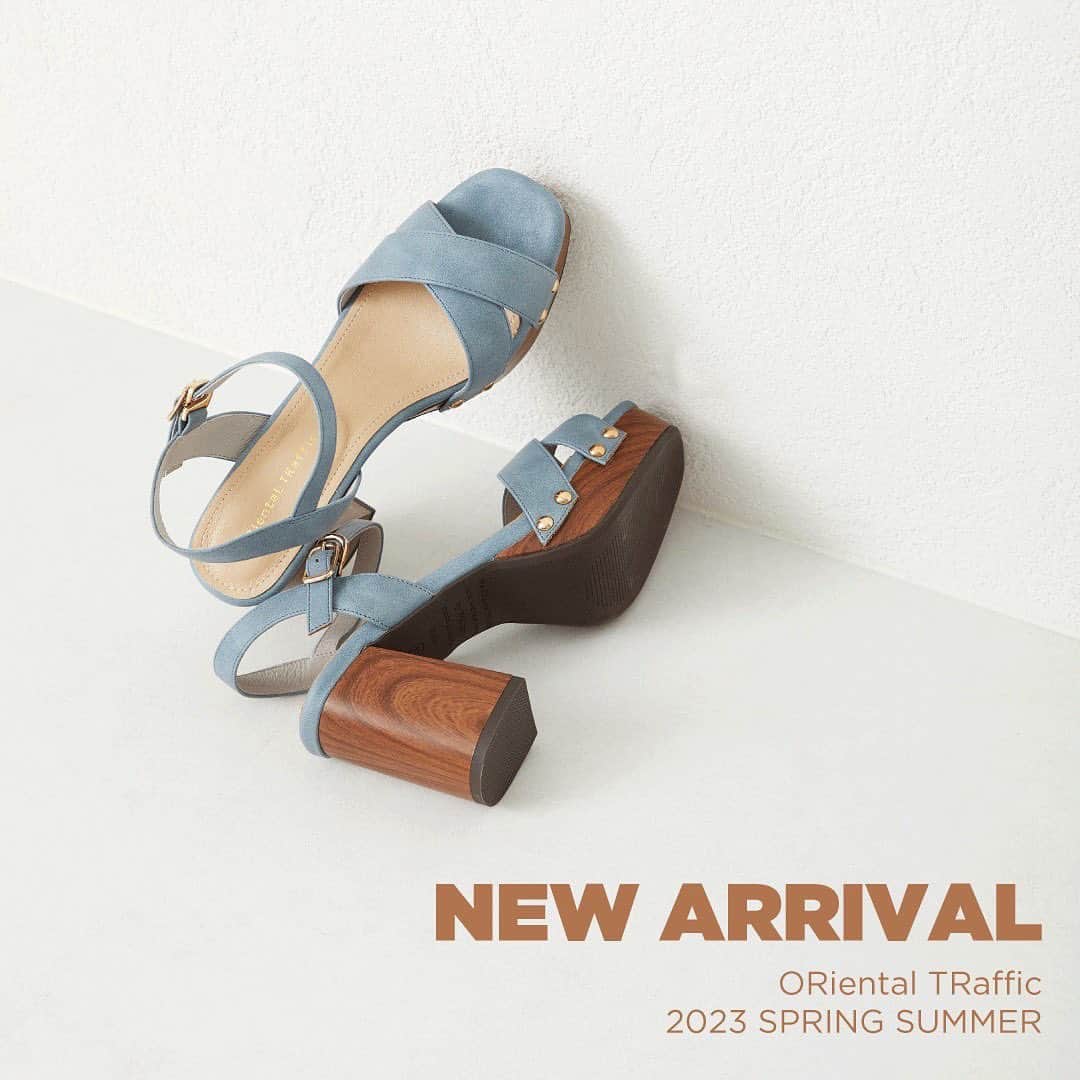 のインスタグラム：「・ 【NEW ARRIVAL】 ⁡ ⁡ ■プラットフォームクロスサンダル/31246 ¥7,500 ⁡ 〈ORiental TRaffic〉 ボリューミーなシルエット×フロントのクロスデザインがメリハリのある足元を演出。 ウッド調のヒールはカラーによって色味を変え、サイドのスタッズをプラスする事でクラシカルな雰囲気に。 ⁡ heel : 8.7cm color : BLACK,WHITE,BLUE SIZE : SS〜3L ※店舗ではS〜LLまでの取り扱い ⁡ ⁡ #orientaltraffic#オリエンタルトラフィック #ortr#ortr2023ss#靴#shoes#新作#pumps#パンプス#sandals#サンダル#2023SS#2023ss#トレンド#preorder#ootd#fashion#new#newarrival#newin#apparel#コーディネート#LOOK#look#厚底#厚底サンダル#feminine#フェミニン#フェミニンコーデ」