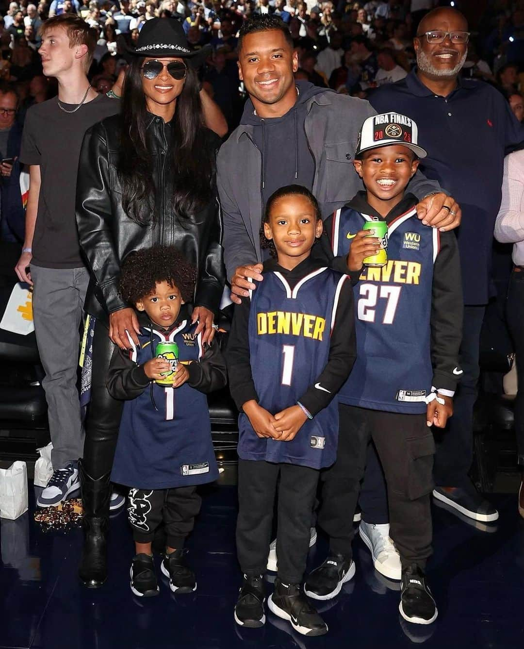 ラッセル・ウィルソンのインスタグラム：「Such a special moment!  Denver @Nuggets World Champs! 🏆 #FamilyMemories @Ciara」