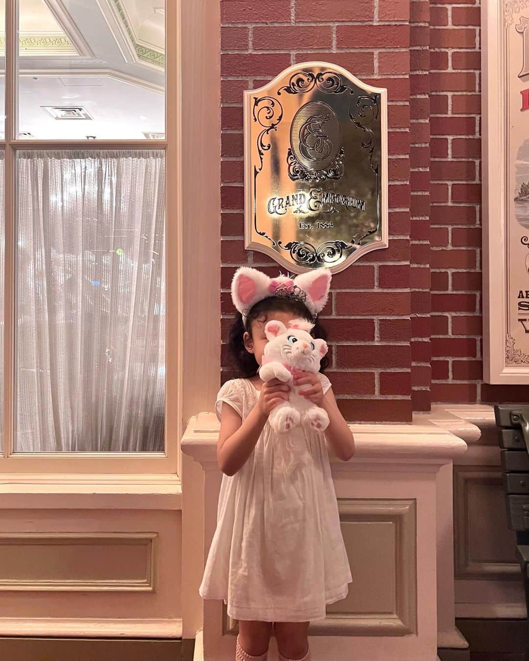 目見田早弥子のインスタグラム：「👨🏻のお誕生日祝いでディズニーꕢ あいにくのお天気ではあったけど 子供たちすごく楽しそうでよかった🎀💫 写真整理してまたupしよっと໒꒱⸝⋆  帰る直前に「ここで撮る！」って長女が言って撮ったんだけど 今見たらティアラちょっとズレてて惜しい😂 でも可愛いね~マリーちゃん良かったね~🎀」