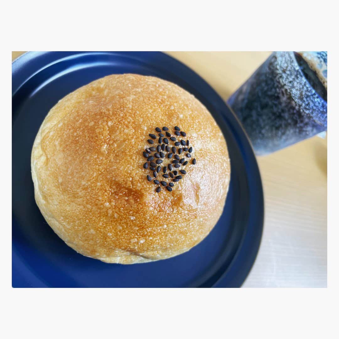 小川麻琴さんのインスタグラム写真 - (小川麻琴Instagram)「近所で見つけたパン屋さんの フランスあんパン✨  初めて買ったんだけど、 想像以上の美味しさでめっちゃテンション上がったー🤩  まず生地がもっちりひきがあって凄く好みな上に、中の粒あんが優しい甘さで滑らかで、しかも生地いっぱいにたーっぷり粒あんが入ってて、あんパン好きにはたまらない美味しさでした😍  また絶対買いに行くのだ❤️  #あんぱん  #フランスあんぱん  #パン大好き  #まことパン #まことベーグル #パンスタグラム」6月13日 13時21分 - 1029_makoto