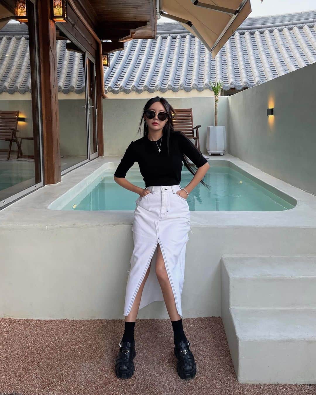 キュリ のインスタグラム：「Front slit sk🖤🏁 @essentialbyeql」