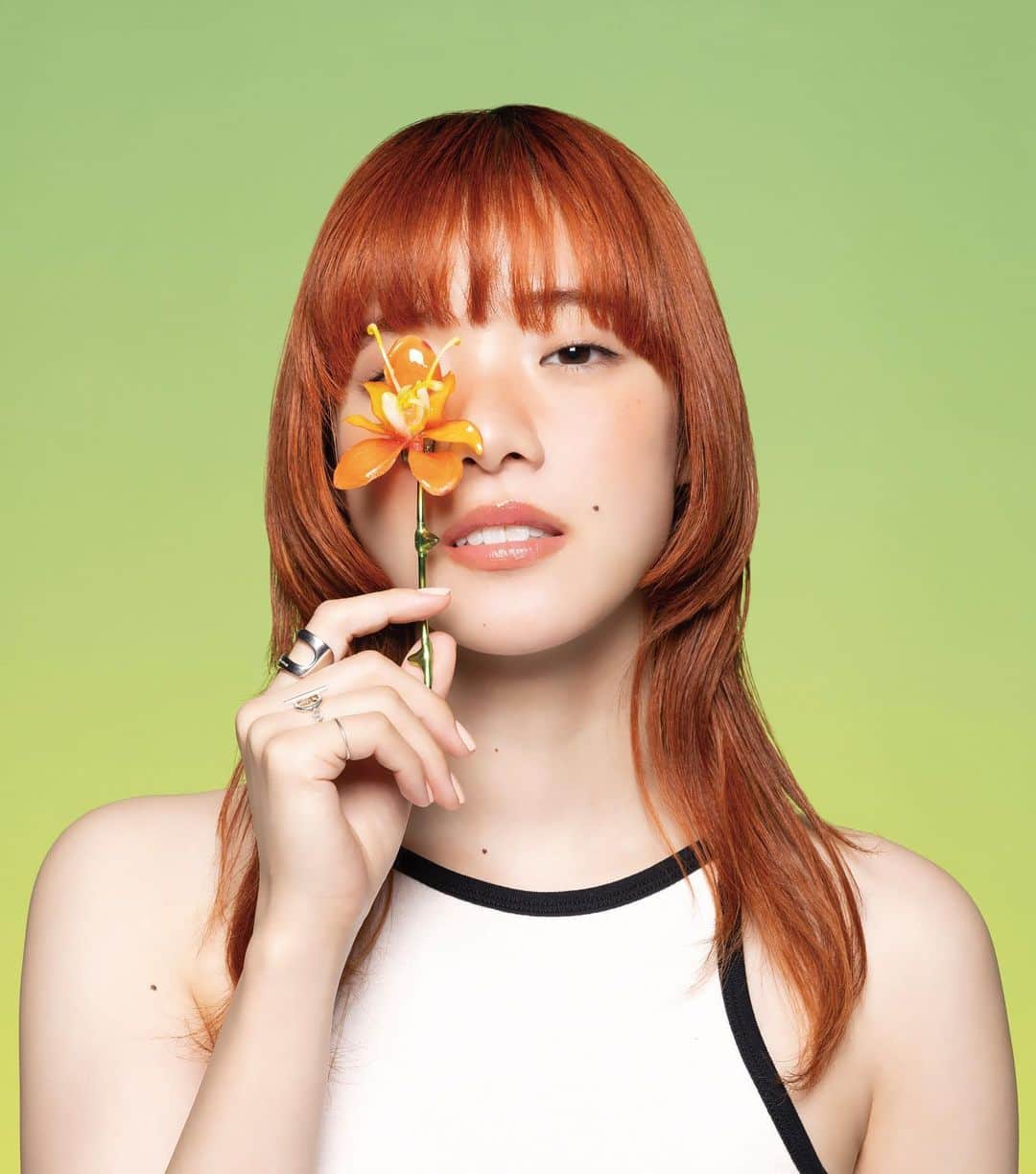 のインスタグラム：「💚  あいみょん「愛の花」 art direction : とんだ林蘭  design : 土田陽介 photo : 磯部昭子 retouch : 佐藤真司 styling:二宮ちえ h&m,flower accessories : 松野仁美 photo shoot production assistant : 上山宣樹・森口眞梨子(OKNACK Inc.), 荒谷穂波, 渡邉蓉子」