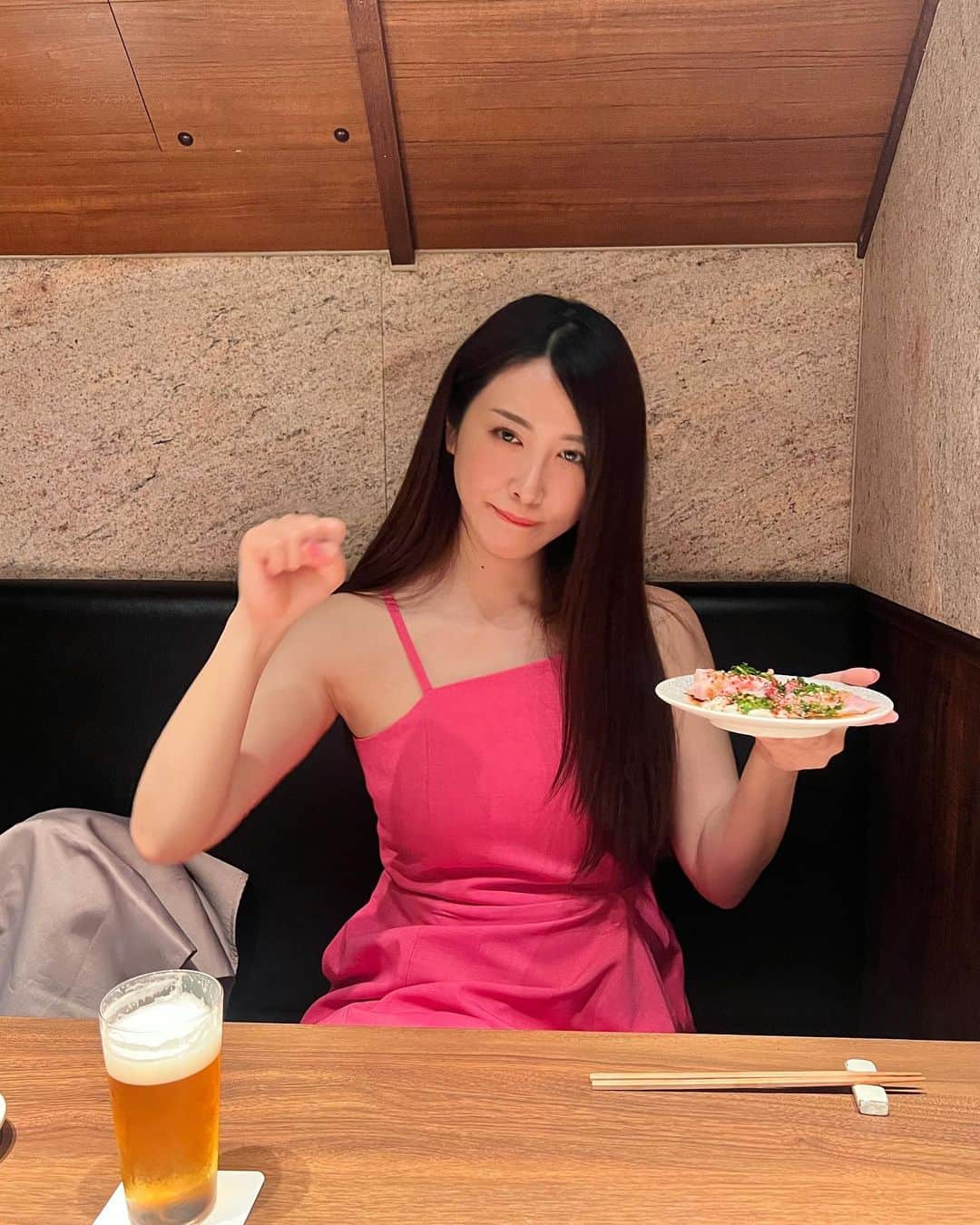 のインスタグラム：「この間親友ちゃんと久々ディナーに！ ホルモン好きの女子会に選んだのは 焼肉ホルモンうしごろ銀座店🥺  銀座でお買い物した後 落ち着いた雰囲気のお店でゆっくり食事を楽しむことができました…🍽️  今回のコースは極みコース  やみつきキムチ ■もやしナムル コッチョリみたいにサクサクのキムチとナムルは合間合間のお口直しにも💕  ■刺し3種盛り合わせ　～タン刺し・上ミノ刺し・ハツユッケ～ サクサクの食感にとろーりとした味わいがどれも最高で少しずついただけるのも良し！！  ■チョレギサラダ  ■極みのタン 角切り・薄切り 美味しくて思わずおかわりしちゃいました🥺焼き方もレクチャーしてもらえるので最高の焼き加減で😋  ■ハラミ ■赤身 薄切り・角切り しっかりお肉に味があってトロトロの口当たり✨  ■わかめスープ  ■名物！ホルモン盛り合わせ　～4種～ コリコリと脂の融合食 1番美味しくて来たら絶対頼むべき一品😭✨  ■本日のA5厳選部位2種 ■とろけるロース　 お店の人が焼いてくれるさっと焼きメニュー🥩レアなお肉はユッケを食べてる感覚で絶妙な厚さで甘い脂が口いっぱいに広がって絶品でした！！  ■お食事　何種類かの中からレモン冷麺をチョイス🍜 さっぱりと食べれて最後お腹いっぱいのはずなのに完食。笑  ■デザート ブラットオレンジのシャーベット  極みコース¥7800円（税込） 銀座でこのお値段！！ ゆっくりディナー出来るので最高でした💕  #焼肉ホルモンうしごろ銀座店 #うしごろ #ushigoro #銀座ホルモン #銀座焼肉 #pr」