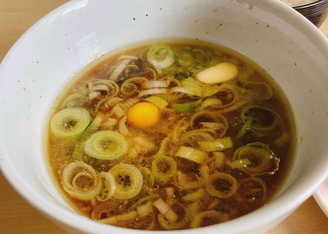 原いい日さんのインスタグラム写真 - (原いい日Instagram)「#ハララーメン  【完成‼️✨】 『ハ・ラ・つけざる 〜バター鶏醤油🐓〜』 . 丸鶏を4時間煮込んで完成しました🤭✨ 理想のご飯に合うつけ麺です✌️✨ ハ・ラ・ラーメンよりも原価を抑えることに成功しました🤣笑🍜 何よりもめちゃくちゃ美味いです‼️最高✨ . #ハララーメン #独学ラーメン #藤枝朝ラー」6月13日 13時29分 - hara_iihi