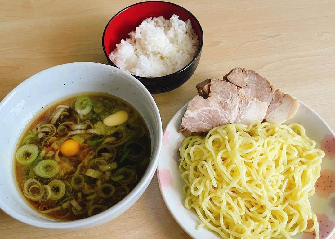 原いい日のインスタグラム：「#ハララーメン  【完成‼️✨】 『ハ・ラ・つけざる 〜バター鶏醤油🐓〜』 . 丸鶏を4時間煮込んで完成しました🤭✨ 理想のご飯に合うつけ麺です✌️✨ ハ・ラ・ラーメンよりも原価を抑えることに成功しました🤣笑🍜 何よりもめちゃくちゃ美味いです‼️最高✨ . #ハララーメン #独学ラーメン #藤枝朝ラー」