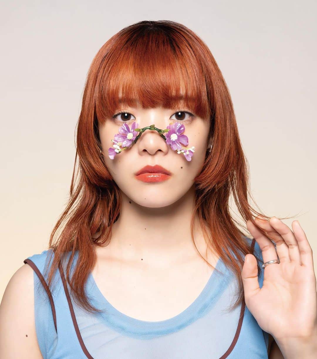 のインスタグラム：「🤍  あいみょん「愛の花」 art direction : とんだ林蘭  design : 土田陽介 photo : 磯部昭子 retouch : 佐藤真司 styling:二宮ちえ h&m,flower accessories : 松野仁美 photo shoot production assistant : 上山宣樹・森口眞梨子(OKNACK Inc.), 荒谷穂波, 渡邉蓉子」