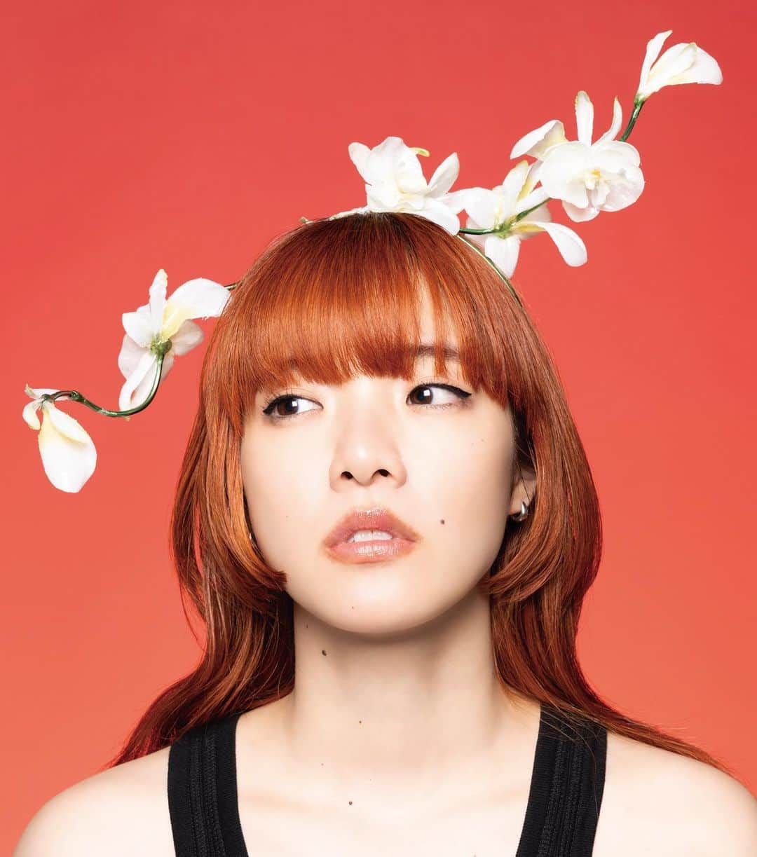 のインスタグラム：「❤️‍🔥  あいみょん「愛の花」 art direction : とんだ林蘭  design : 土田陽介 photo : 磯部昭子 retouch : 佐藤真司 styling:二宮ちえ h&m,flower accessories : 松野仁美 photo shoot production assistant : 上山宣樹・森口眞梨子(OKNACK Inc.), 荒谷穂波, 渡邉蓉子」
