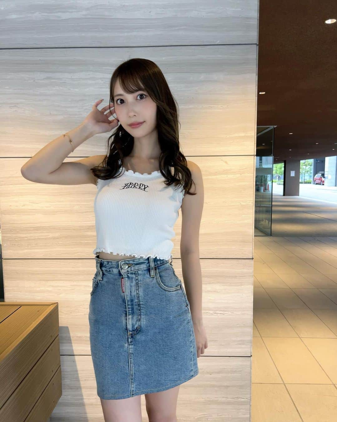 春川桃菜のインスタグラム：「もう夏みたいに暑いね🥵  tops🤍@zerry__official   こちら本日発売💁‍♀️  ボトムを選ばず、着回ししやすいアイテムなのでこの夏大活躍の予感☀️❤️ロゴ刺繍がかわいい😈❤️‍🔥」