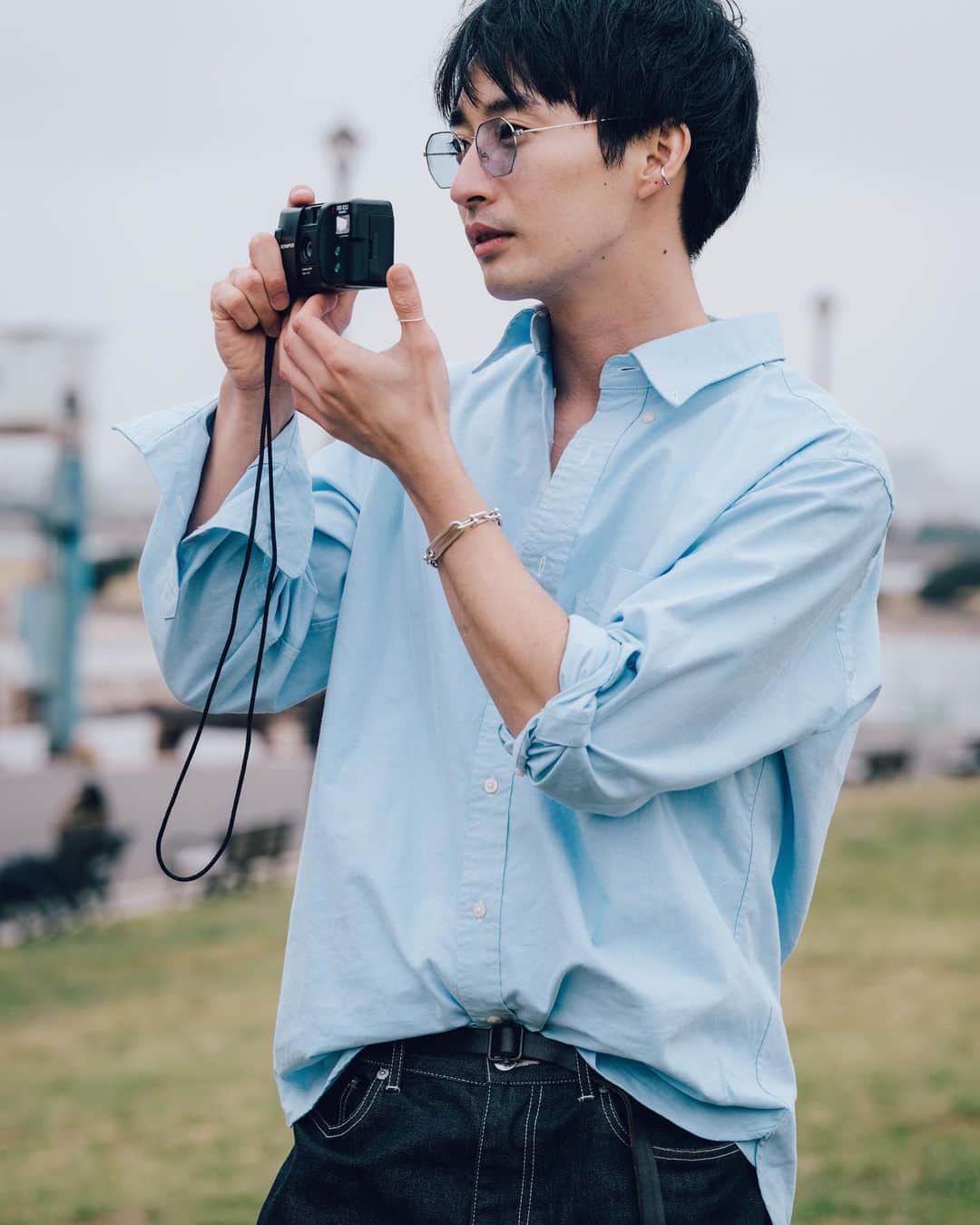 ロビンのインスタグラム：「Say cheese  Sunglasses @a.d.s.r._official  Bracelet @tiffanyandco  Pants @beautifulpeople_officialsite   Thank you for watching Is She the Wolf episode 1 and 2 on @netflixjp   オオカミちゃんには騙されない Episode 1,2放送されましたね。 観てくださった方ありがとうございます。  まつげって幸運の象徴なんだよ  #オオカミちゃんには騙されない #ネトフリオオカミ #IsShetheWolf」