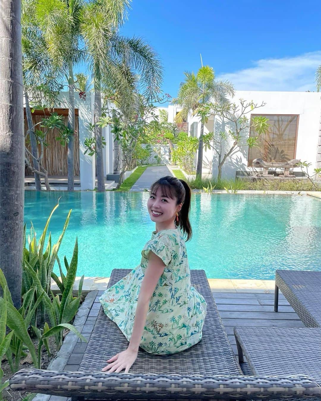坂本奈津美のインスタグラム：「🏝Gili Trawangan🐠🫧  バリ島の東に位置するロンボク島の北西部に点在する小さな島のひとつ。 ⁡ インドネシアのリゾートと言えばバリ島が有名ですが、ギリ島も負けないくらい魅力的な場所でした😌✨  海と空と空気が本当にきれい！  トラワンガン島は自転車で一周できるくらいの広さ。 海沿いにレストランやお土産もののお店が並んでいて、サイクリングをしながら散策したり、海でシュノーケリングをしたり。 海は波が穏やかで暖かい上に、海の底が見える深さのところでも魚やウミガメが見られます🐠 潮に流されて陸に戻る体力が尽きるのが怖いとか、陸の位置どこかな？とか、常に考えてしまうので、そうした心配をすることなく安心して楽しめたのもお気に入りポイントでした🤿 ⁡ 今度はギリ・メノにも行って、3島制覇したい🙌 ⁡ #indonesia #gili #gilitrawangan #gilitrawanganlombok #pulau #pulaugili #pulaugilitrawangan #lonbok #lombokisland #wisata #trip #amazingplaces #travelgram #resort #インドネシア #ギリ島 #ギリトラワンガン #ロンボク島 #🏝#🇮🇩」