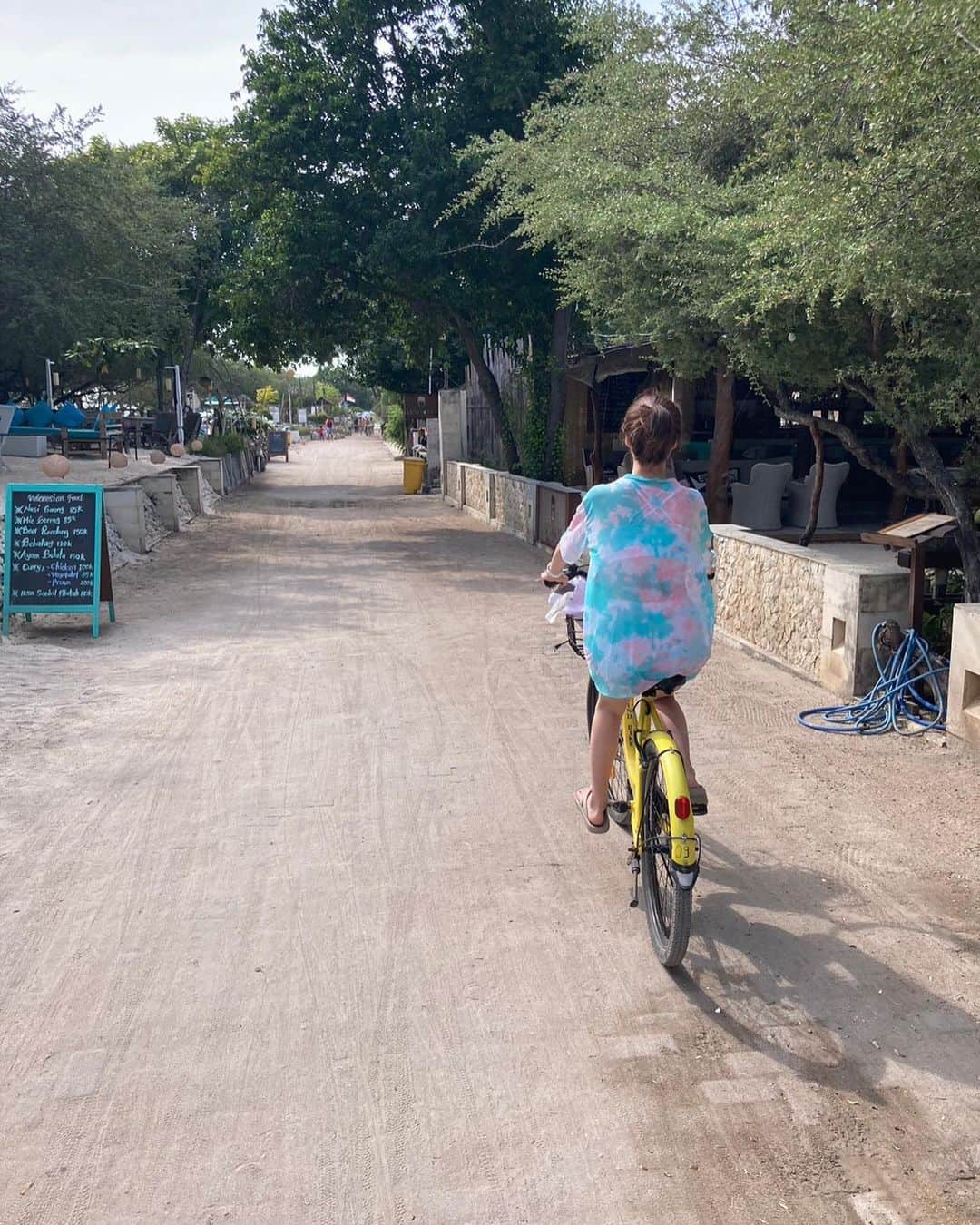 坂本奈津美さんのインスタグラム写真 - (坂本奈津美Instagram)「🏝Gili Trawangan🐠🫧  バリ島の東に位置するロンボク島の北西部に点在する小さな島のひとつ。 ⁡ インドネシアのリゾートと言えばバリ島が有名ですが、ギリ島も負けないくらい魅力的な場所でした😌✨  海と空と空気が本当にきれい！  トラワンガン島は自転車で一周できるくらいの広さ。 海沿いにレストランやお土産もののお店が並んでいて、サイクリングをしながら散策したり、海でシュノーケリングをしたり。 海は波が穏やかで暖かい上に、海の底が見える深さのところでも魚やウミガメが見られます🐠 潮に流されて陸に戻る体力が尽きるのが怖いとか、陸の位置どこかな？とか、常に考えてしまうので、そうした心配をすることなく安心して楽しめたのもお気に入りポイントでした🤿 ⁡ 今度はギリ・メノにも行って、3島制覇したい🙌 ⁡ #indonesia #gili #gilitrawangan #gilitrawanganlombok #pulau #pulaugili #pulaugilitrawangan #lonbok #lombokisland #wisata #trip #amazingplaces #travelgram #resort #インドネシア #ギリ島 #ギリトラワンガン #ロンボク島 #🏝#🇮🇩」6月13日 14時06分 - sakamoto_natsumi