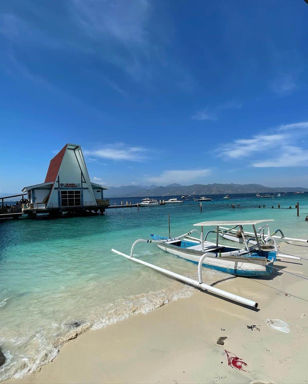 坂本奈津美さんのインスタグラム写真 - (坂本奈津美Instagram)「🏝Gili Trawangan🐠🫧  バリ島の東に位置するロンボク島の北西部に点在する小さな島のひとつ。 ⁡ インドネシアのリゾートと言えばバリ島が有名ですが、ギリ島も負けないくらい魅力的な場所でした😌✨  海と空と空気が本当にきれい！  トラワンガン島は自転車で一周できるくらいの広さ。 海沿いにレストランやお土産もののお店が並んでいて、サイクリングをしながら散策したり、海でシュノーケリングをしたり。 海は波が穏やかで暖かい上に、海の底が見える深さのところでも魚やウミガメが見られます🐠 潮に流されて陸に戻る体力が尽きるのが怖いとか、陸の位置どこかな？とか、常に考えてしまうので、そうした心配をすることなく安心して楽しめたのもお気に入りポイントでした🤿 ⁡ 今度はギリ・メノにも行って、3島制覇したい🙌 ⁡ #indonesia #gili #gilitrawangan #gilitrawanganlombok #pulau #pulaugili #pulaugilitrawangan #lonbok #lombokisland #wisata #trip #amazingplaces #travelgram #resort #インドネシア #ギリ島 #ギリトラワンガン #ロンボク島 #🏝#🇮🇩」6月13日 14時06分 - sakamoto_natsumi