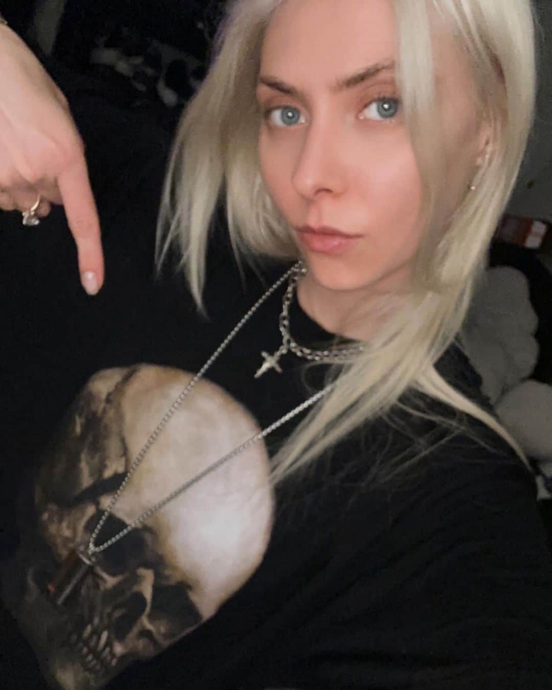 テイラー・モンセンのインスタグラム：「Hanging with my @thewesborland t-shirt  💀🔥」