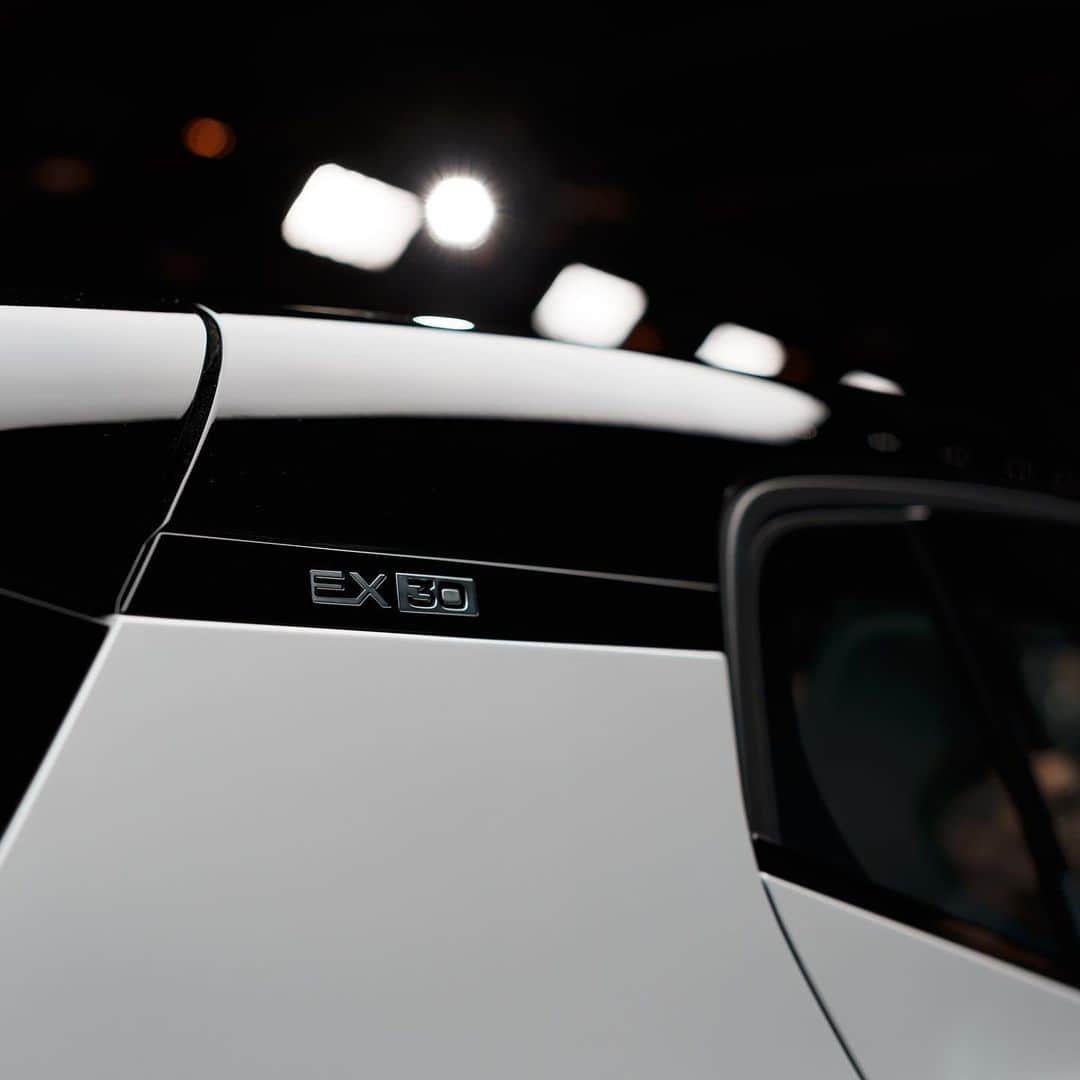 市川渚さんのインスタグラム写真 - (市川渚Instagram)「SPUR @spurmagazine 連載Vol.179が公開されております。今回は、先週ミラノでの初お披露目を見てきた、ボルボの新しい電気自動車「EX30」について早速記事を書かせて頂いてます🚘   2018年にUSでテスラに乗って以来、スマホ時代の自動車のUXってどうあるべきなのかといろいろ考えてたのだけれど、漸くしっくりくる一台がクルマメーカーから登場した感、ありました。詳しくは記事をよんでみてくださいな。  https://spur.hpplus.jp/lifestyle/nagisaichikawa/eWBMRA/  都内で乗るのにもちょうど良さそうなサイズ感。イベントでは試乗などはなかったので、早く実際のEX30に乗ってみたい！🫶」6月13日 17時55分 - nagiko