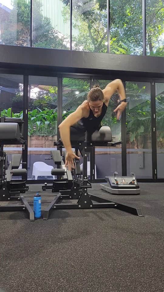 ケイト・キャンベルのインスタグラム：「Little extension and rotation exercise to finish off a Tuesday gym session 💪」