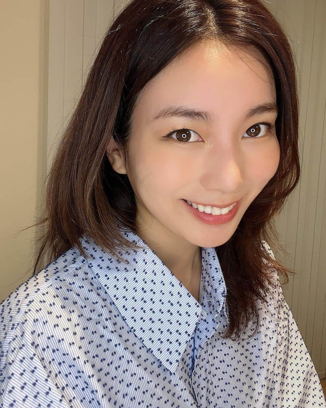 村上瑠美奈さんのインスタグラム写真 - (村上瑠美奈Instagram)「最近自宅に様々なパックをストックしていて その時の肌悩みに合わせてパックを選ぶのがちょっとした楽しみだったりします😌  品のあるカラーグラデーションのパッケージが素敵なこちらは 2023年上半期ベスコスで話題の コスメデコルテの美白美容液 「ホワイトロジスト」と共通の美白*有効成分コウジ酸を配合した速攻集中ケアマスク。  約10分で美白ケアが出来るのは嬉しいよねぇ👏 みずみずしい美容液がたっぷりしみ込んだ、贅沢な使い心地なの✨  1枚単位で買えるのでスペシャルケア用に常備しておくんだ🤍  限定デザインは6/16から数量限定発売だよ😊 コスメデコルテ　ホワイトロジスト ブライトニング  マスク[医薬部外品] @decorte_official *メラニンの生成を抑え、シミ・ソバカスを防ぐ。  #コスメデコルテ #ホワイトロジスト #コウジ酸 #美白ケア #シートマスク #decorte_pr」6月13日 14時13分 - ruminamurakami