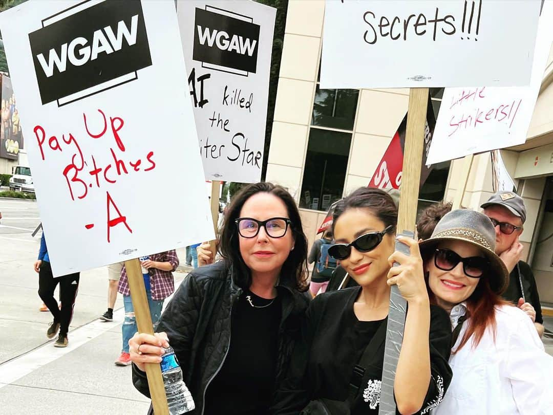 トローヤン・ベリサリオさんのインスタグラム写真 - (トローヤン・ベリサリオInstagram)「Today was an absolute blast. @imarleneking put out the cAll for the #pllfamily to picket in solidarity with @wgawest and @wgaeast and look at everyone who joined! (@directorsguild @sagaftra and @iatse #unionstrong!!) It was such a joy seeing these faces again and hugging these incredible human beings. And slide two is a gathering of some of the people you all can thank for the best thrills and chills of 7 years of @prettylittleliars (seriously we had the best of the best) And without our writers we are nothing. Spencer Hastings wouldn’t have had a single good line and A never would have kept you guessing with every episode. Cheers to all of you who came today. Let’s get these folks what they deserve #wgastrike」6月13日 14時16分 - sleepinthegardn