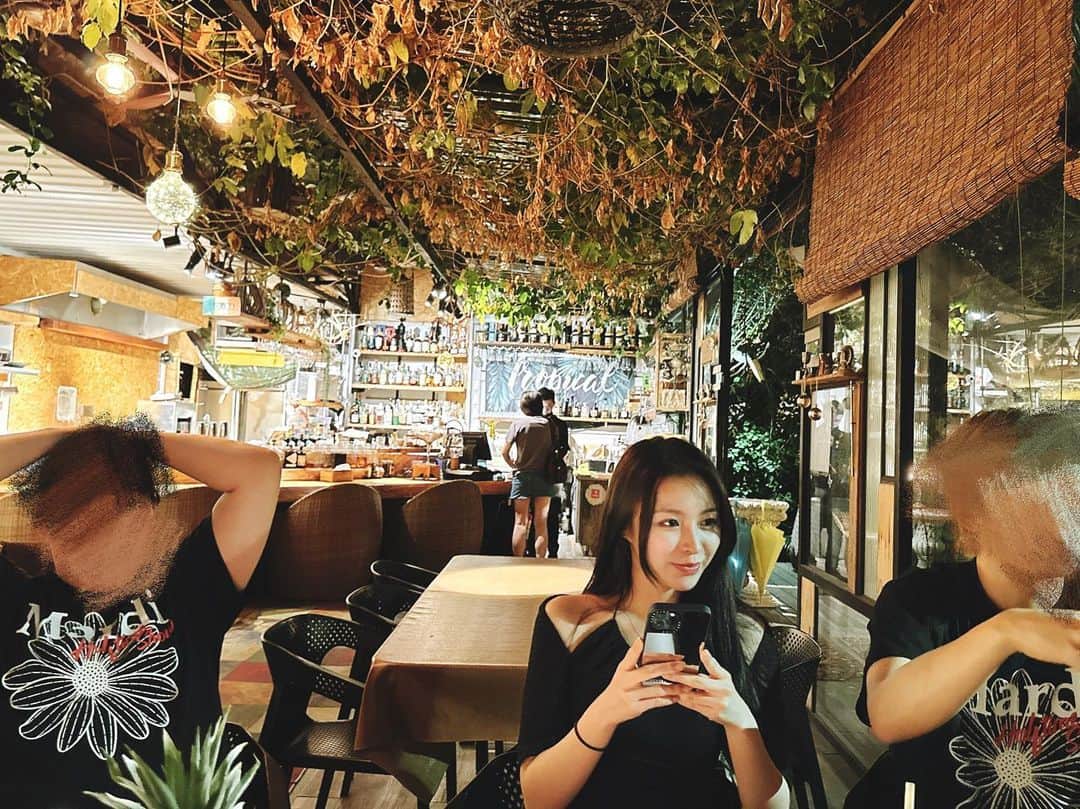 エルキーのインスタグラム：「一些昨晚的感想💓 1 為什麼就妳倆有團服！ 2 好想幫這個杯子做個去黑頭去痘印的療程 3 氣球當然不能白買 來個生日歌（升調變聲版） 4 躲桌底沒人cue 自以為很聰明地盯著進門的👟 後來發現其實半個頭都露出來了😶 Anyway…生日驚喜成功✅ 雙子月快樂💗 超開心超開心🥳」