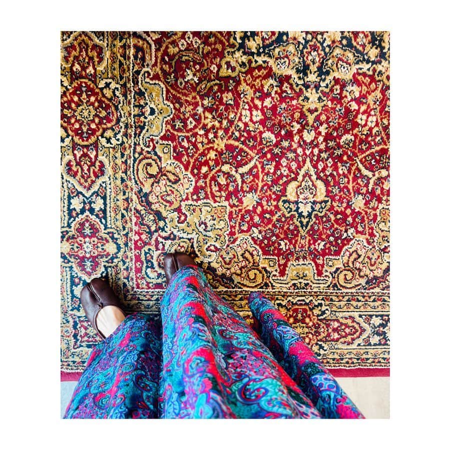 室井由美子のインスタグラム：「好みの絨毯。ファッションはすでに秋冬🍁 ・ #展示会まわり #interiors #interiorstyle #rag  #maisonmargiela #maisonno8 #vintage #vintagestyle #vintageclothing」