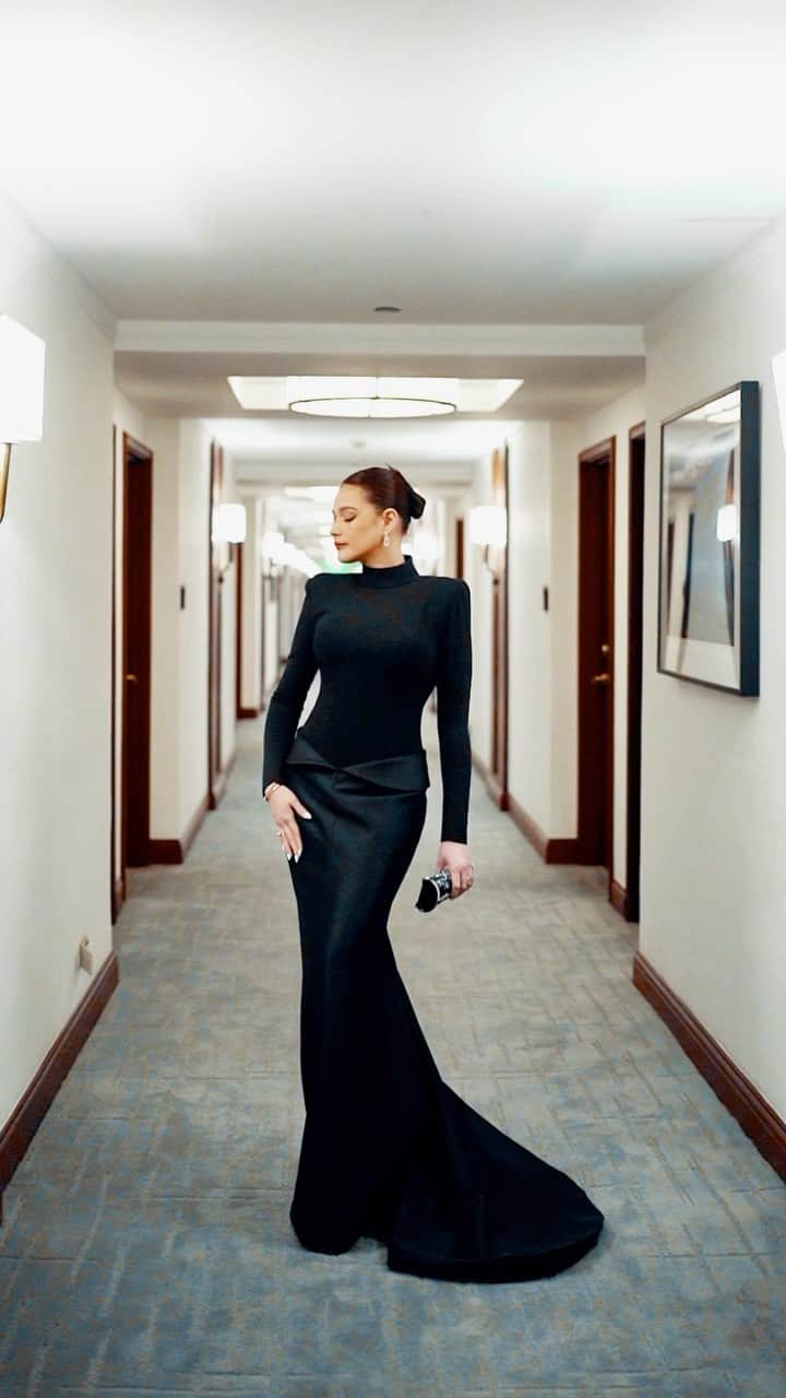 ベア・アロンゾのインスタグラム：「It’s the ball season again! First, THE MEGA BALL ✨  Thank you, @mega_magazine, for making me a part of this special event. I’ve always been a fan of Filipino artistry and creativity, and I am happy that Mega is celebrating the brilliance of these fantastic artists ❤️ #MegaBallArtandFashion   DRESS @markbumgarner  JEWELRY @tiffanyandco  PURSE @carolinaherrera  STYLING @qurator_studio @leanneledesma  MAKE-UP @tingduque  HAIR @johnvalle20  NAILS @mimsqiu VIDEO @kyxz_feliciano」