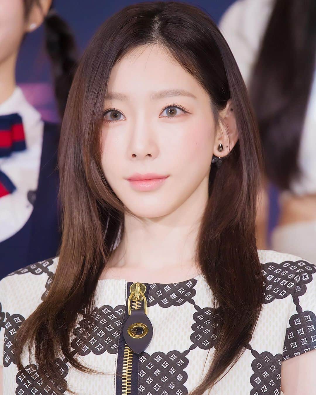 TAEYEONのインスタグラム：「Queendom Puzzle Press Conference 🖤🪽   @taeyeon_ss  #태연 #TAEYEON」