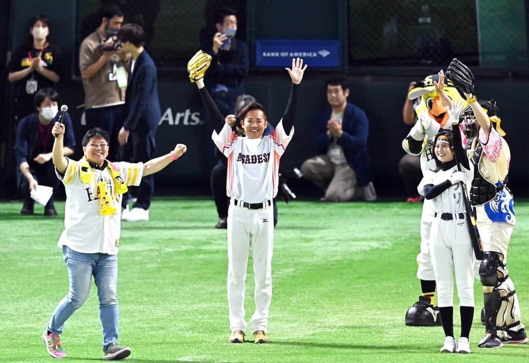 松下由依さんのインスタグラム写真 - (松下由依Instagram)「⚾️⚾️⚾️  2023.06.11『アサデス。デー』  セレモニアルピッチのバッターボックスに 立たせていただきました。  ピッチャーは森福允彦さん、キャッチャーは西田応援隊長、 球審はハリーホークくんという、なんとも贅沢な環境でした。  5月後半に、スポーツキラリのディレクターから 打席に立ってもらうという話を聞いた時は、物凄く驚きました。 緊張と責任感から居ても立っても居られず、 話を聞いた次の日には番組の放送終わりに バッティングセンターへ通う日々が始まっていました。  左投げ120キロでひたすら練習し、イメージを続けましたが 結果は見事な空振り！！！  流石の森福さんの球は力強くて速かったです。 登場からピッチング全てが本当にカッコ良かったです✨✨  当日は終始緊張でガチガチ。 心はふわふわ浮いているような感覚でしたが、 球場全体から聞こえるたくさんの方の応援の声、 打席から見られた森福さんの伸びのあるドンピシャなボールだけはしっかりと覚えています。  皆んなが憧れる選手たちが立つ打席に入れたこと、 森福さんが投げる球を打席から見られたこと。 これは一生大切に語り継ぎます！！  何万人もの観客の前でマウンドや打席に立ち、 試合に出続ける選手のみなさんの凄さを 身に沁みて感じさせていただきました。  ご準備くださった球団関係者の皆様 スポーツキラリの皆様、演者の皆様 暖かい声援をくださった観客の皆様 ホークス、ジャイアンツの選手の皆様 本当にありがとうございました✨  ※皆様からの写真や動画を保存させていただいています。 たくさん送っていただきありがとうございます。 最初の写真5枚はベースボール専門メディアFull-Countさんから提供いただきました🌟ありがとうございます！！  #sbhawks  #アサデスデー #スポーツキラリ #セレモニアルピッチ」6月13日 14時27分 - matsushita_yui_kbc