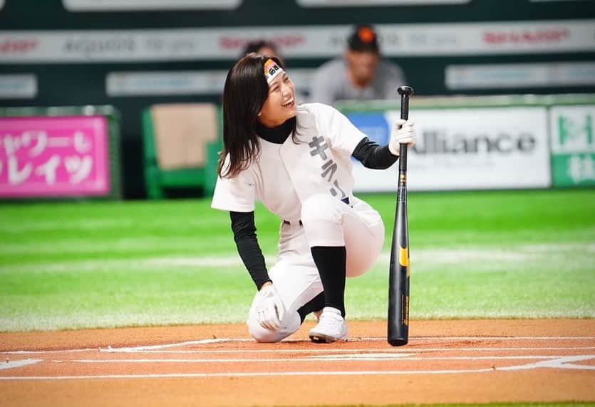 松下由依さんのインスタグラム写真 - (松下由依Instagram)「⚾️⚾️⚾️  2023.06.11『アサデス。デー』  セレモニアルピッチのバッターボックスに 立たせていただきました。  ピッチャーは森福允彦さん、キャッチャーは西田応援隊長、 球審はハリーホークくんという、なんとも贅沢な環境でした。  5月後半に、スポーツキラリのディレクターから 打席に立ってもらうという話を聞いた時は、物凄く驚きました。 緊張と責任感から居ても立っても居られず、 話を聞いた次の日には番組の放送終わりに バッティングセンターへ通う日々が始まっていました。  左投げ120キロでひたすら練習し、イメージを続けましたが 結果は見事な空振り！！！  流石の森福さんの球は力強くて速かったです。 登場からピッチング全てが本当にカッコ良かったです✨✨  当日は終始緊張でガチガチ。 心はふわふわ浮いているような感覚でしたが、 球場全体から聞こえるたくさんの方の応援の声、 打席から見られた森福さんの伸びのあるドンピシャなボールだけはしっかりと覚えています。  皆んなが憧れる選手たちが立つ打席に入れたこと、 森福さんが投げる球を打席から見られたこと。 これは一生大切に語り継ぎます！！  何万人もの観客の前でマウンドや打席に立ち、 試合に出続ける選手のみなさんの凄さを 身に沁みて感じさせていただきました。  ご準備くださった球団関係者の皆様 スポーツキラリの皆様、演者の皆様 暖かい声援をくださった観客の皆様 ホークス、ジャイアンツの選手の皆様 本当にありがとうございました✨  ※皆様からの写真や動画を保存させていただいています。 たくさん送っていただきありがとうございます。 最初の写真5枚はベースボール専門メディアFull-Countさんから提供いただきました🌟ありがとうございます！！  #sbhawks  #アサデスデー #スポーツキラリ #セレモニアルピッチ」6月13日 14時27分 - matsushita_yui_kbc