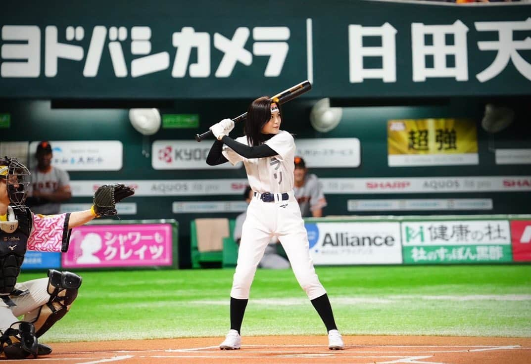 松下由依さんのインスタグラム写真 - (松下由依Instagram)「⚾️⚾️⚾️  2023.06.11『アサデス。デー』  セレモニアルピッチのバッターボックスに 立たせていただきました。  ピッチャーは森福允彦さん、キャッチャーは西田応援隊長、 球審はハリーホークくんという、なんとも贅沢な環境でした。  5月後半に、スポーツキラリのディレクターから 打席に立ってもらうという話を聞いた時は、物凄く驚きました。 緊張と責任感から居ても立っても居られず、 話を聞いた次の日には番組の放送終わりに バッティングセンターへ通う日々が始まっていました。  左投げ120キロでひたすら練習し、イメージを続けましたが 結果は見事な空振り！！！  流石の森福さんの球は力強くて速かったです。 登場からピッチング全てが本当にカッコ良かったです✨✨  当日は終始緊張でガチガチ。 心はふわふわ浮いているような感覚でしたが、 球場全体から聞こえるたくさんの方の応援の声、 打席から見られた森福さんの伸びのあるドンピシャなボールだけはしっかりと覚えています。  皆んなが憧れる選手たちが立つ打席に入れたこと、 森福さんが投げる球を打席から見られたこと。 これは一生大切に語り継ぎます！！  何万人もの観客の前でマウンドや打席に立ち、 試合に出続ける選手のみなさんの凄さを 身に沁みて感じさせていただきました。  ご準備くださった球団関係者の皆様 スポーツキラリの皆様、演者の皆様 暖かい声援をくださった観客の皆様 ホークス、ジャイアンツの選手の皆様 本当にありがとうございました✨  ※皆様からの写真や動画を保存させていただいています。 たくさん送っていただきありがとうございます。 最初の写真5枚はベースボール専門メディアFull-Countさんから提供いただきました🌟ありがとうございます！！  #sbhawks  #アサデスデー #スポーツキラリ #セレモニアルピッチ」6月13日 14時27分 - matsushita_yui_kbc