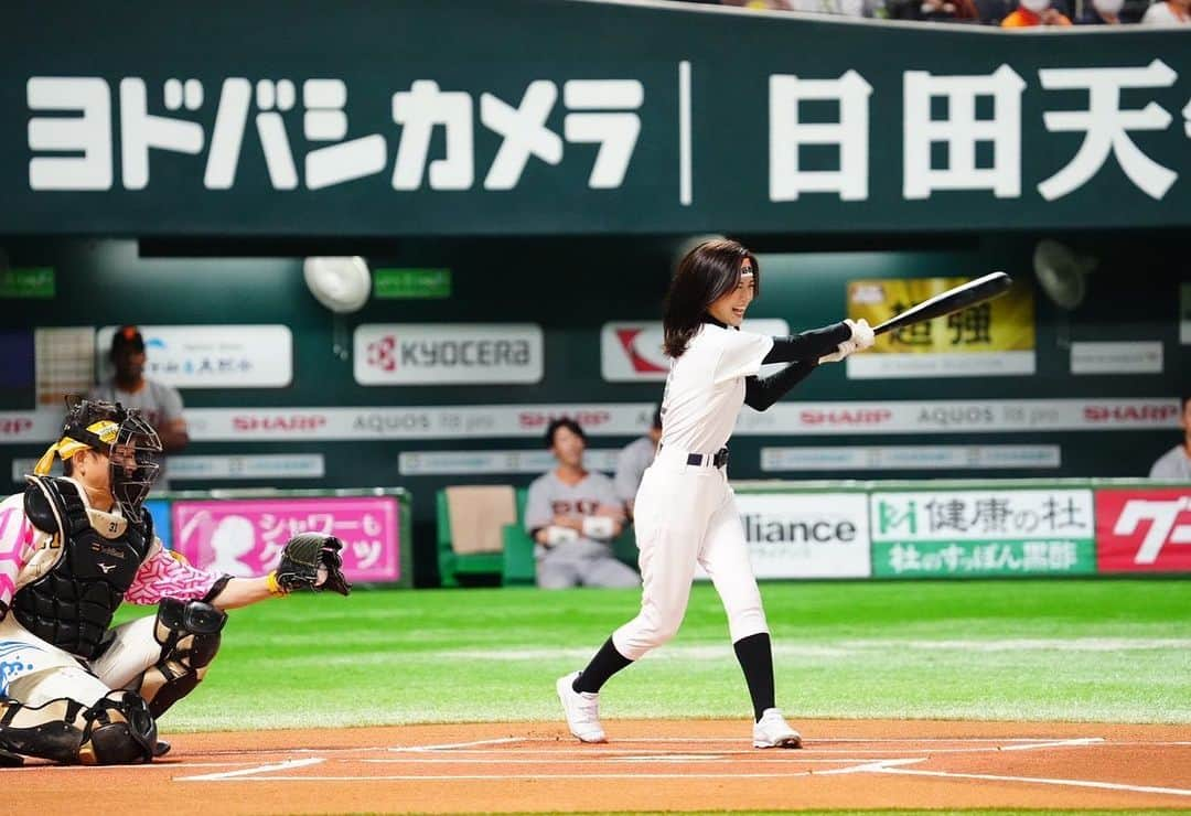 松下由依さんのインスタグラム写真 - (松下由依Instagram)「⚾️⚾️⚾️  2023.06.11『アサデス。デー』  セレモニアルピッチのバッターボックスに 立たせていただきました。  ピッチャーは森福允彦さん、キャッチャーは西田応援隊長、 球審はハリーホークくんという、なんとも贅沢な環境でした。  5月後半に、スポーツキラリのディレクターから 打席に立ってもらうという話を聞いた時は、物凄く驚きました。 緊張と責任感から居ても立っても居られず、 話を聞いた次の日には番組の放送終わりに バッティングセンターへ通う日々が始まっていました。  左投げ120キロでひたすら練習し、イメージを続けましたが 結果は見事な空振り！！！  流石の森福さんの球は力強くて速かったです。 登場からピッチング全てが本当にカッコ良かったです✨✨  当日は終始緊張でガチガチ。 心はふわふわ浮いているような感覚でしたが、 球場全体から聞こえるたくさんの方の応援の声、 打席から見られた森福さんの伸びのあるドンピシャなボールだけはしっかりと覚えています。  皆んなが憧れる選手たちが立つ打席に入れたこと、 森福さんが投げる球を打席から見られたこと。 これは一生大切に語り継ぎます！！  何万人もの観客の前でマウンドや打席に立ち、 試合に出続ける選手のみなさんの凄さを 身に沁みて感じさせていただきました。  ご準備くださった球団関係者の皆様 スポーツキラリの皆様、演者の皆様 暖かい声援をくださった観客の皆様 ホークス、ジャイアンツの選手の皆様 本当にありがとうございました✨  ※皆様からの写真や動画を保存させていただいています。 たくさん送っていただきありがとうございます。 最初の写真5枚はベースボール専門メディアFull-Countさんから提供いただきました🌟ありがとうございます！！  #sbhawks  #アサデスデー #スポーツキラリ #セレモニアルピッチ」6月13日 14時27分 - matsushita_yui_kbc